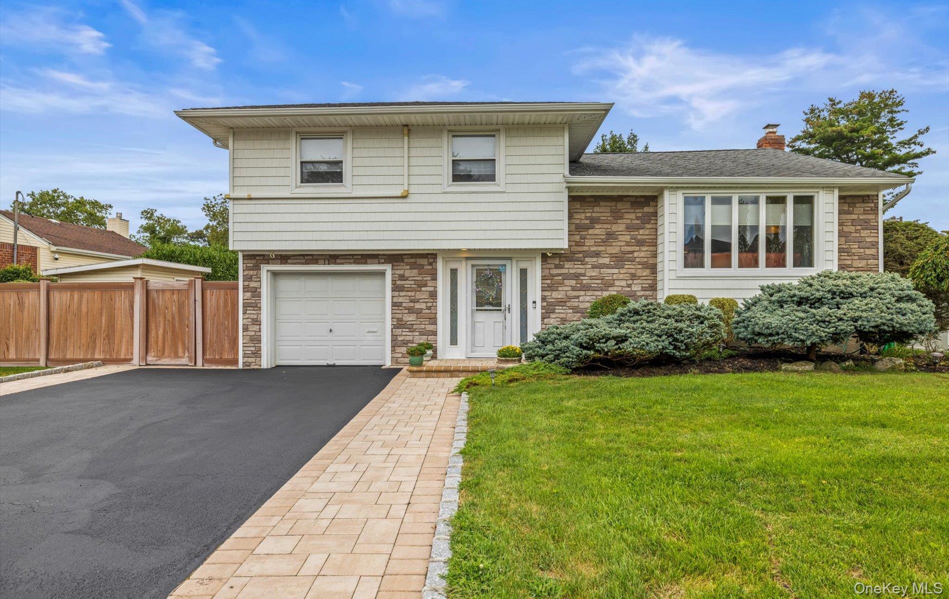 #1 photo, 11 Dartmouth Drive, नासाउ काउंटी Plainview , NY 11803