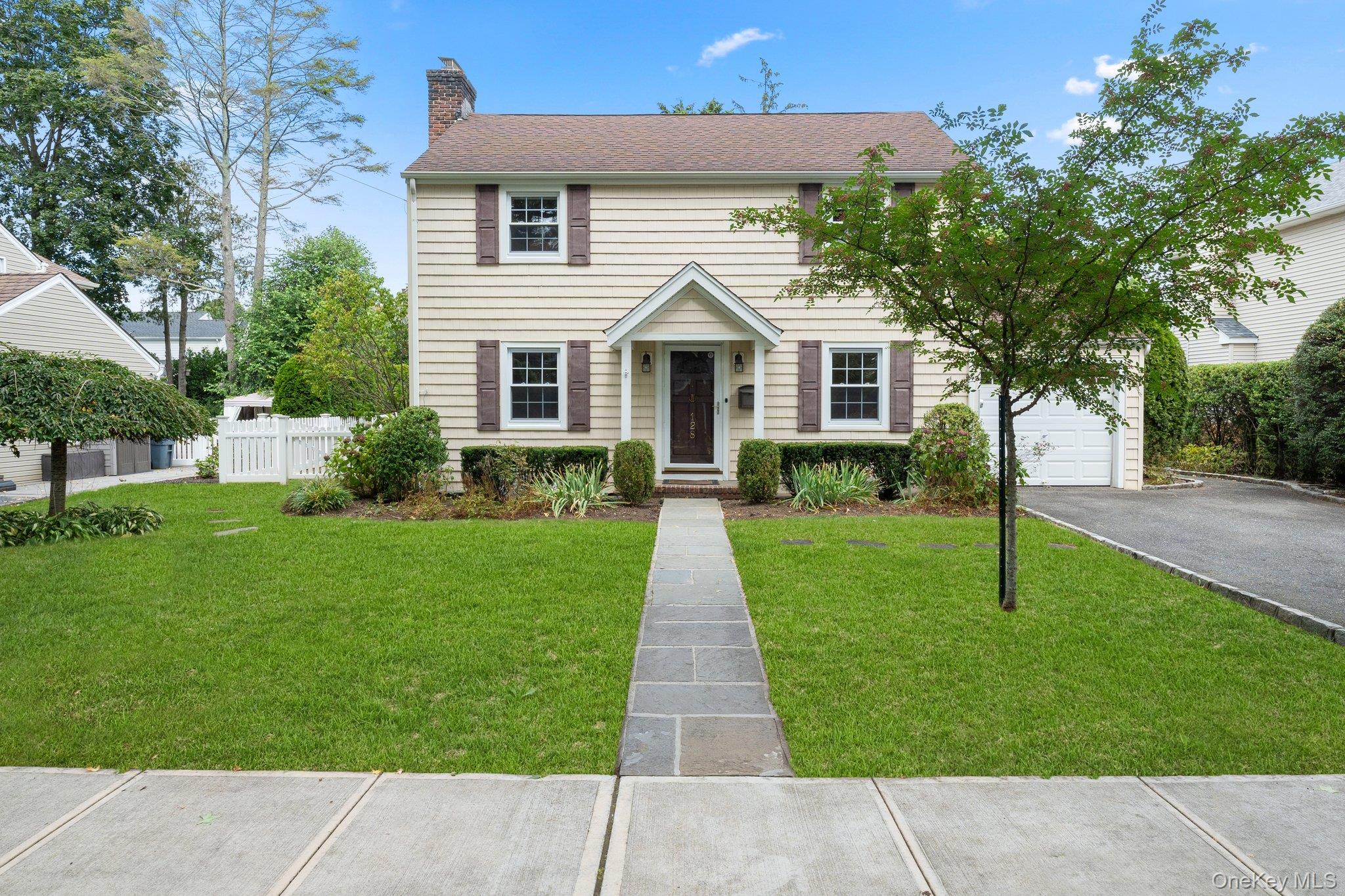 #1 photo, 128 Charles Street, ナッソー郡 East Williston , NY 11596