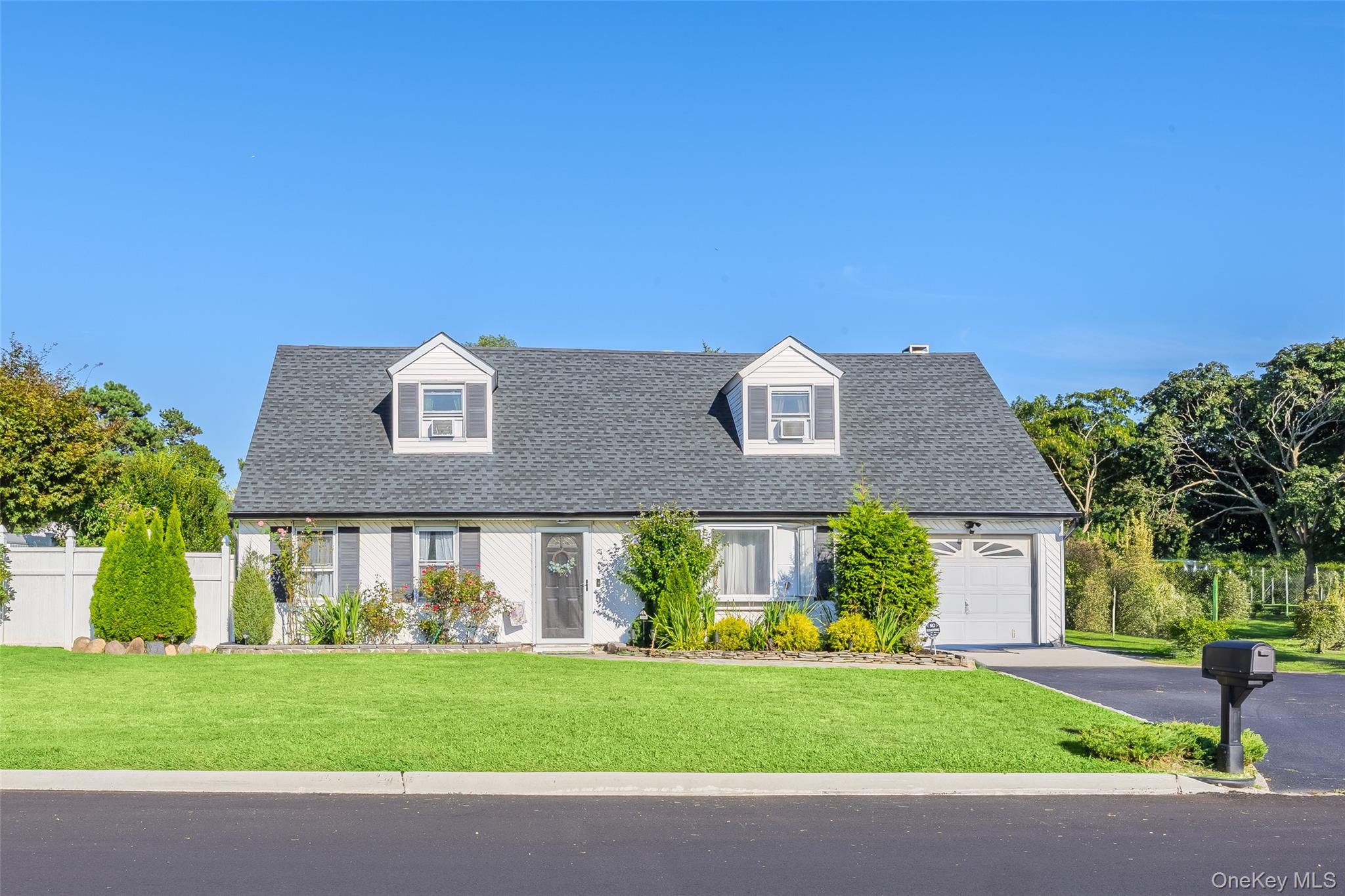 #1 photo, 68 Rosemont Avenue, सफ़ोक काउंटी Farmingville , NY 11738