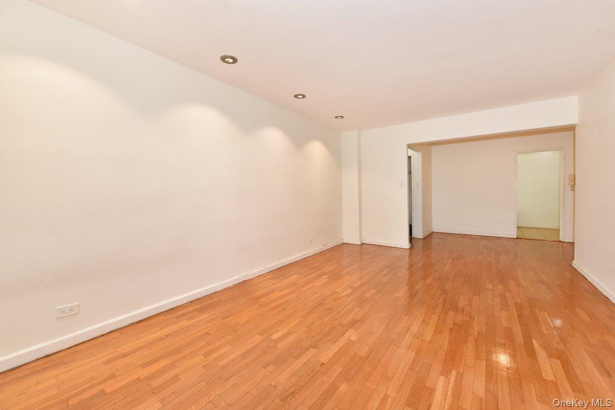 #11 photo, 84-01 Main Street, Briarwood , NY 11435