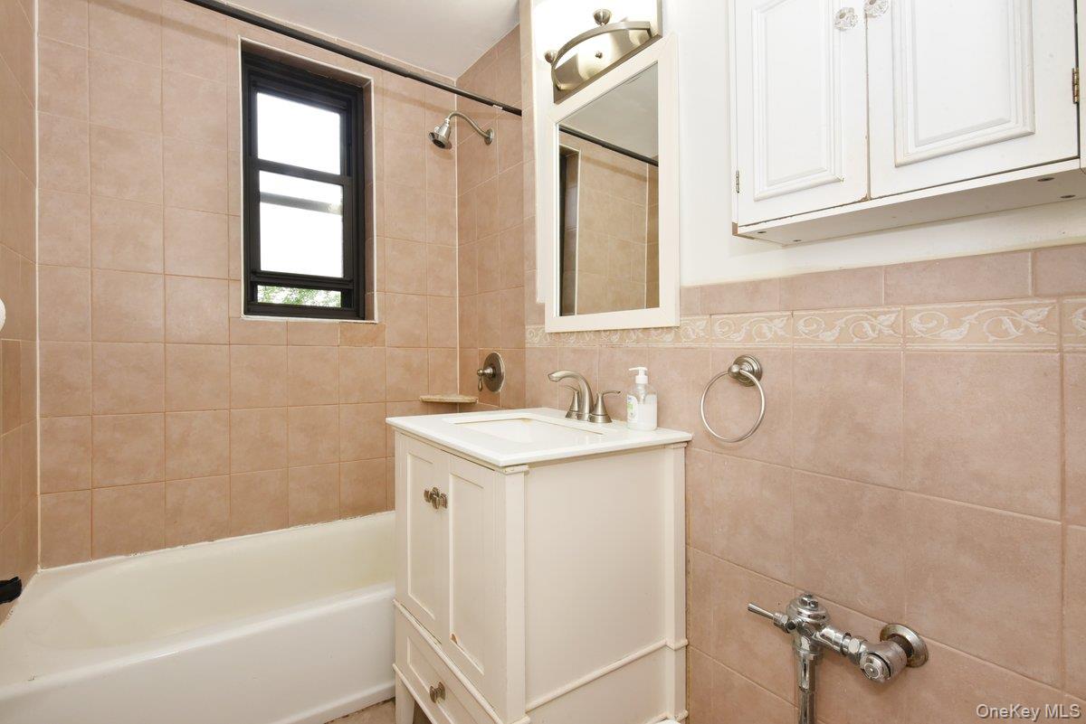 #5 photo, 84-01 Main Street, Briarwood , NY 11435