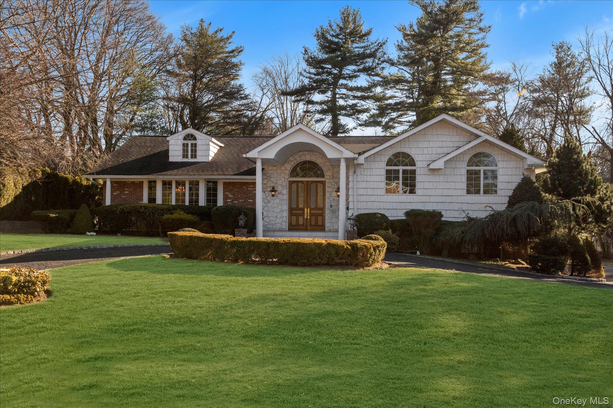 #1 photo, 200 Hummingbird Drive, ナッソー郡 East Hills , NY 11576