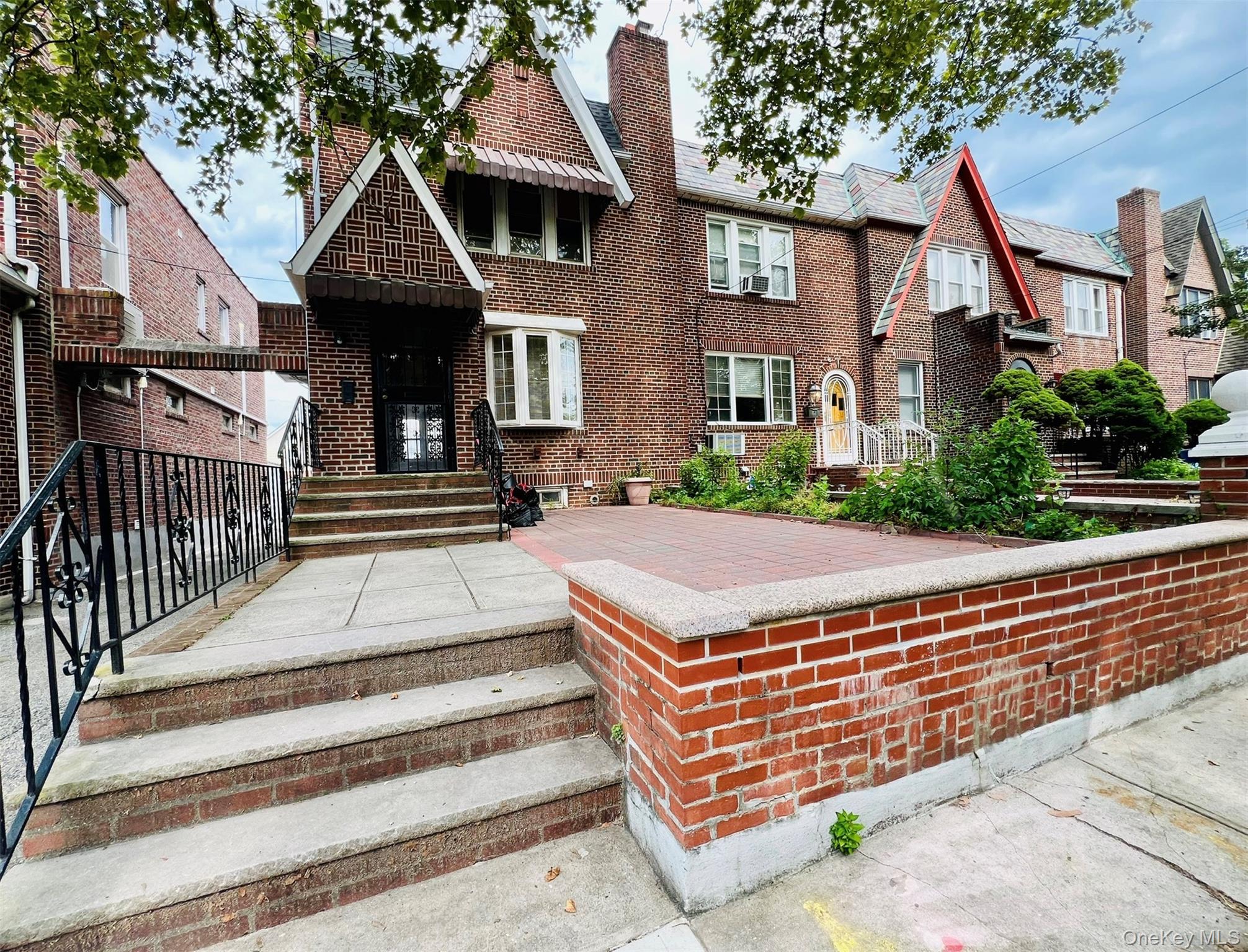 #1 photo, 62-53 83rd Street, कुईंस Middle Village , NY 11379