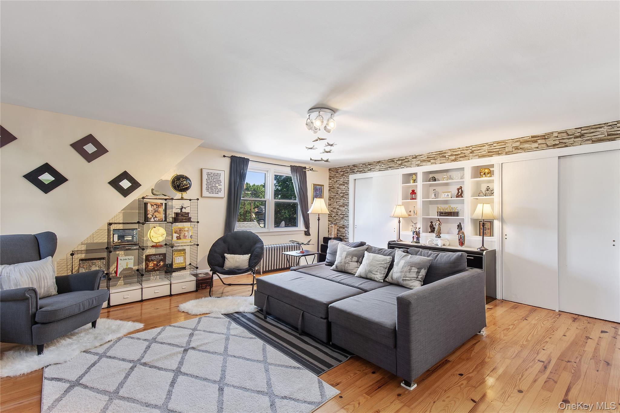 #1 photo, 320 Tulip Avenue, नासाउ काउंटी Floral Park , NY 11001