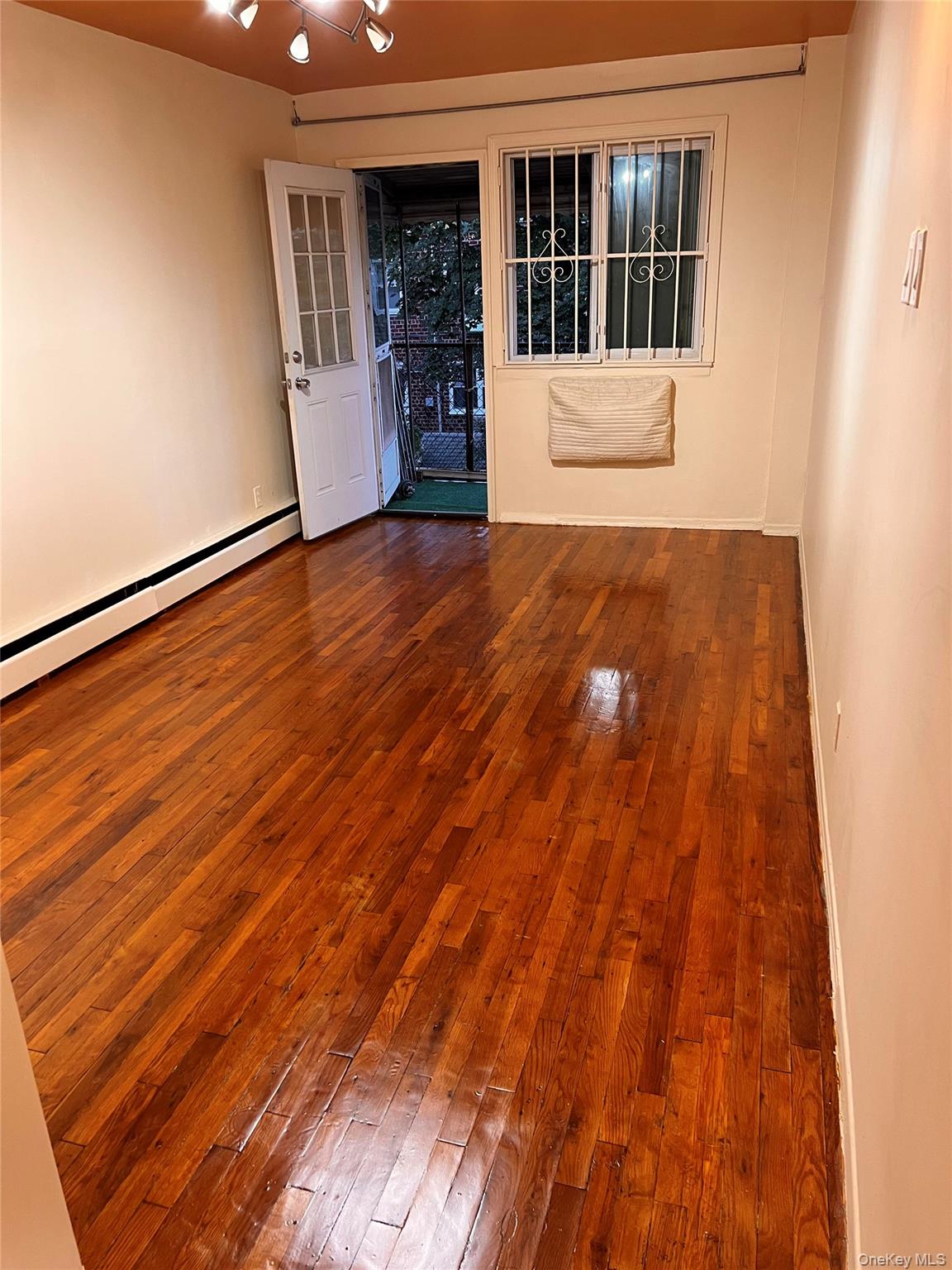 #8 photo, 4327A 54th Street, クイーンズ区 Woodside , NY 11377