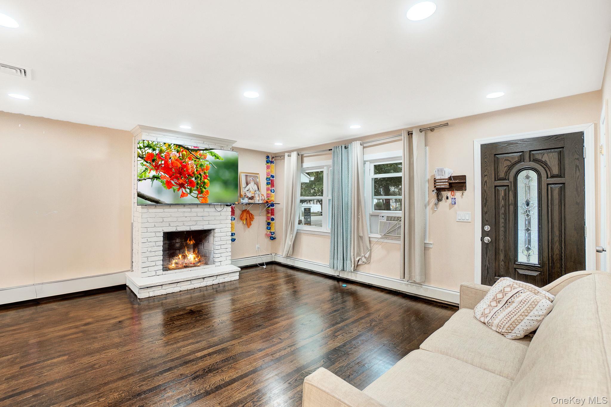 #2 photo, 57 1st Street, ナッソー郡 Hicksville , NY 11801