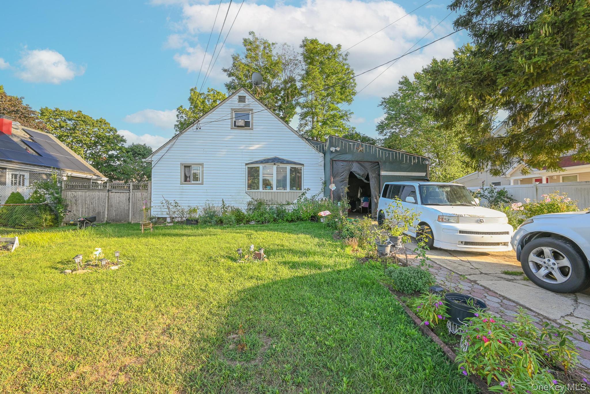 #1 photo, 12 Garnet Drive, सफ़ोक काउंटी Brentwood , NY 11717