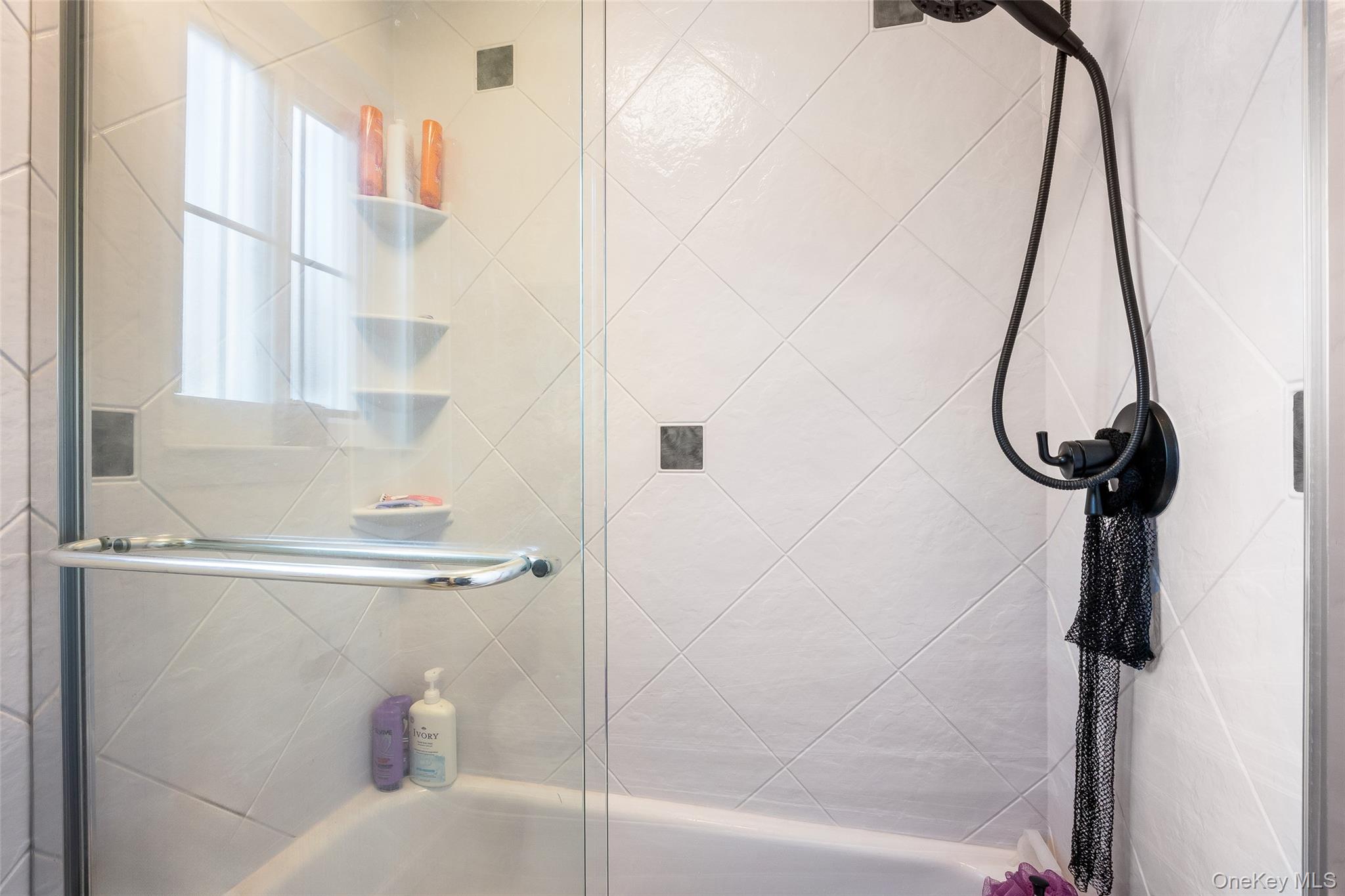 #13 photo, 195 Lake Pointe Circle, サフォーク郡 Middle Island , NY 11953