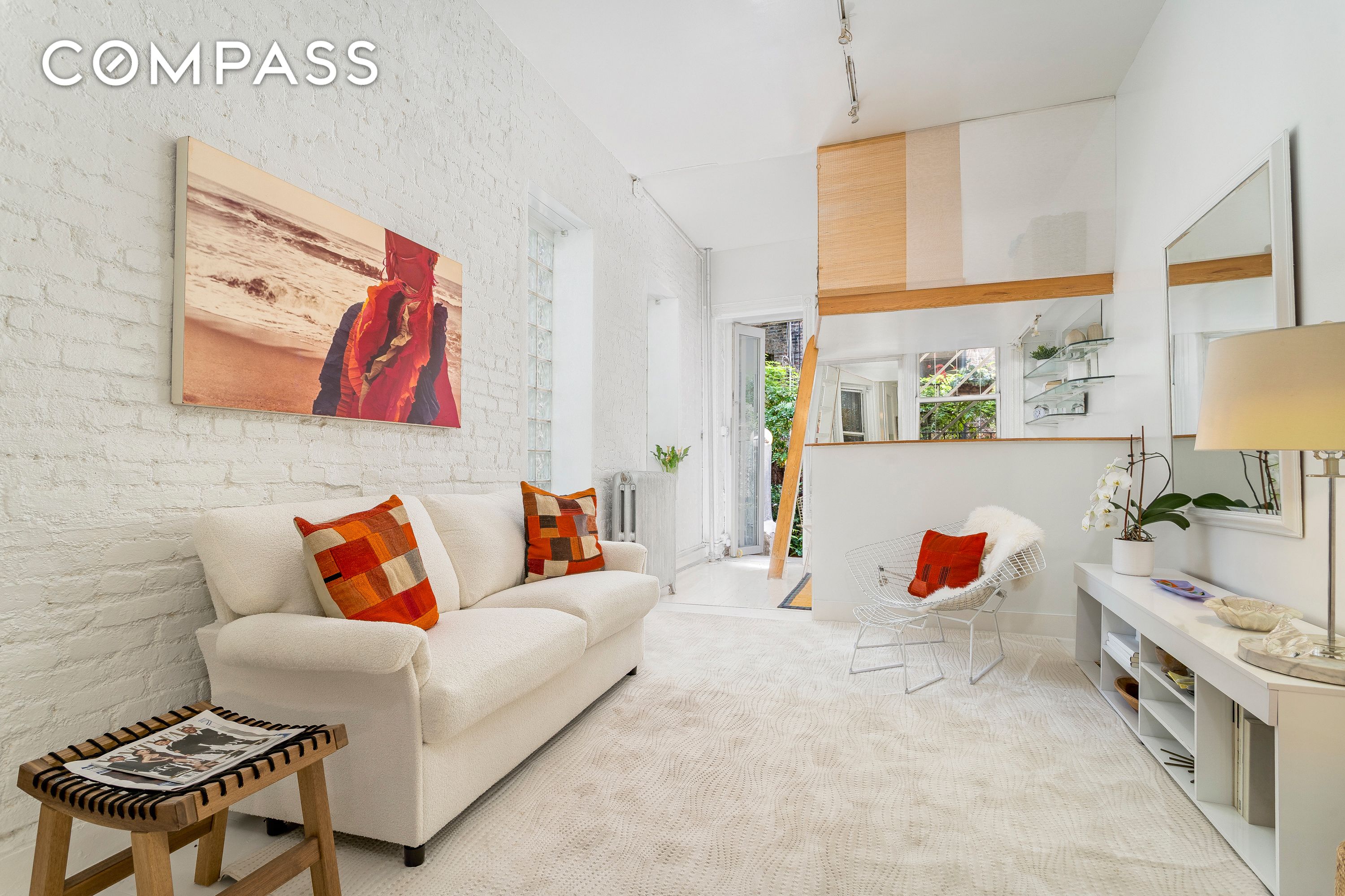 #1 photo, 54 E 1st Street, 曼哈顿 东村区 East Village , NY 10003