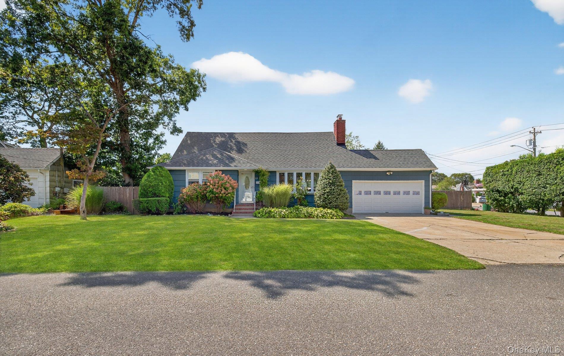 #1 photo, 335 McCall Avenue, सफ़ोक काउंटी West Islip , NY 11795