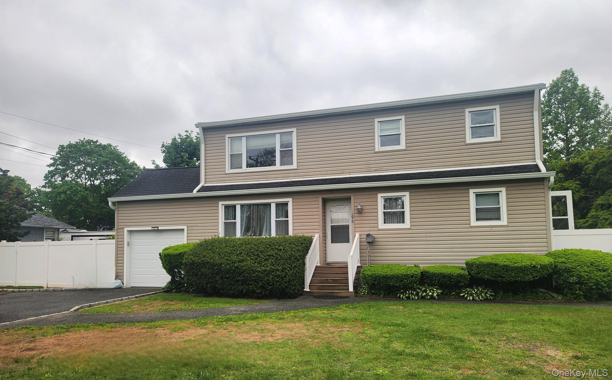 #1 photo, 296 Old Farmingdale Road, सफ़ोक काउंटी West Babylon , NY 11704