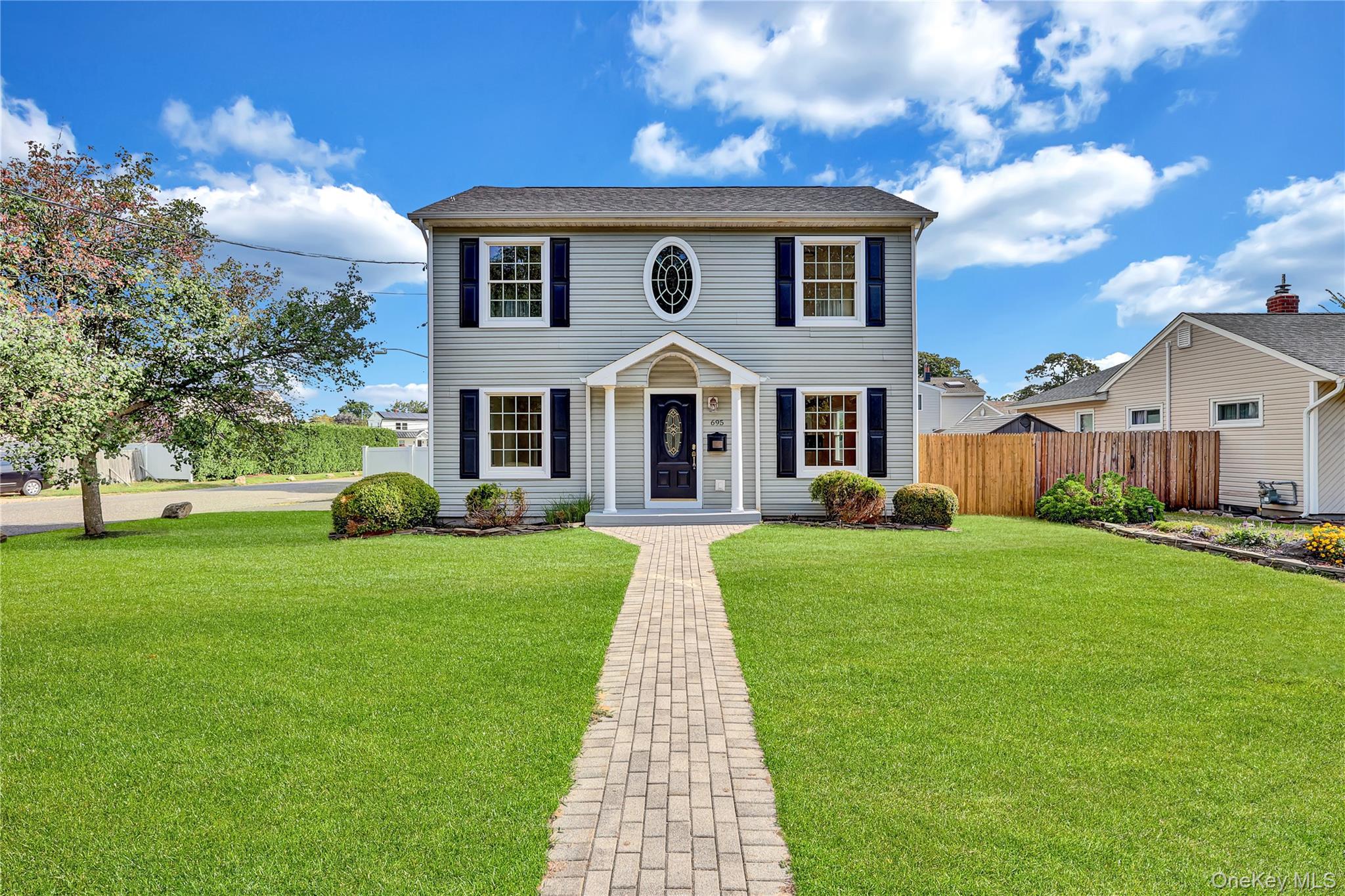 #1 photo, 695 Montauk Highway, सफ़ोक काउंटी Oakdale , NY 11769