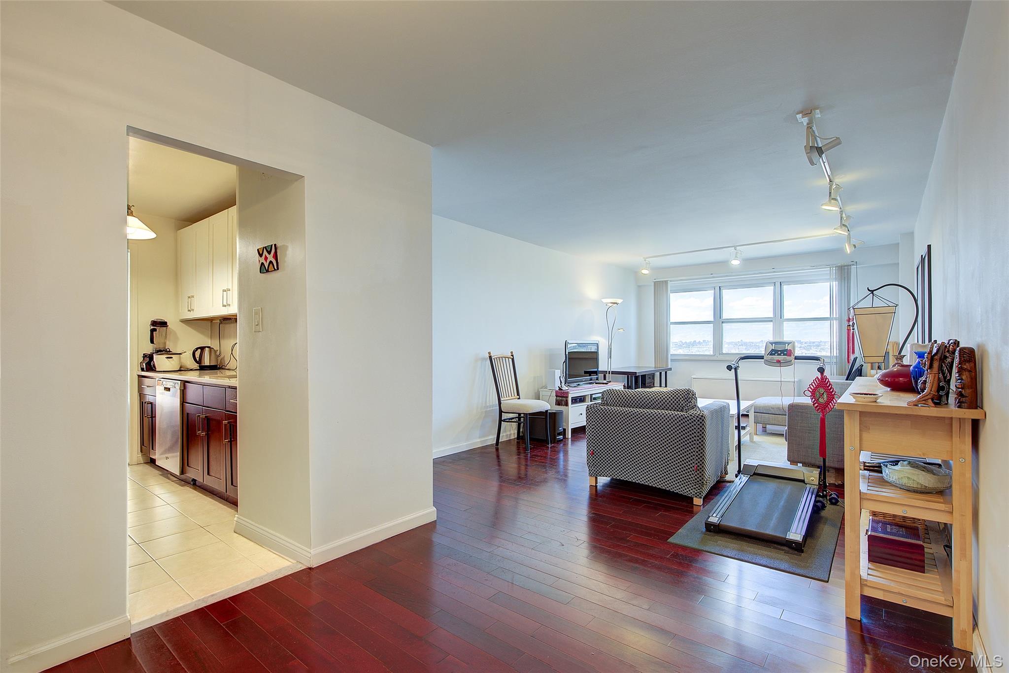 #2 photo, 66-36 Yellowstone Boulevard, クイーンズ区 Forest Hills , NY 11375