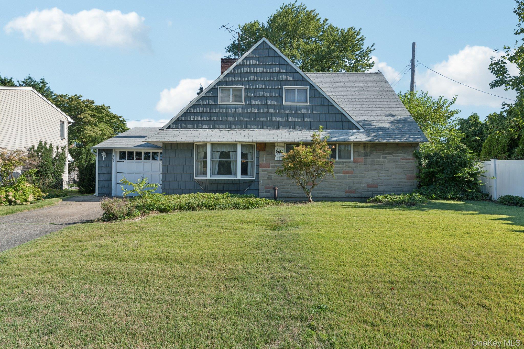 #1 photo, 107 Ball Park Lane, हिक्सविले Hicksville , NY 11801