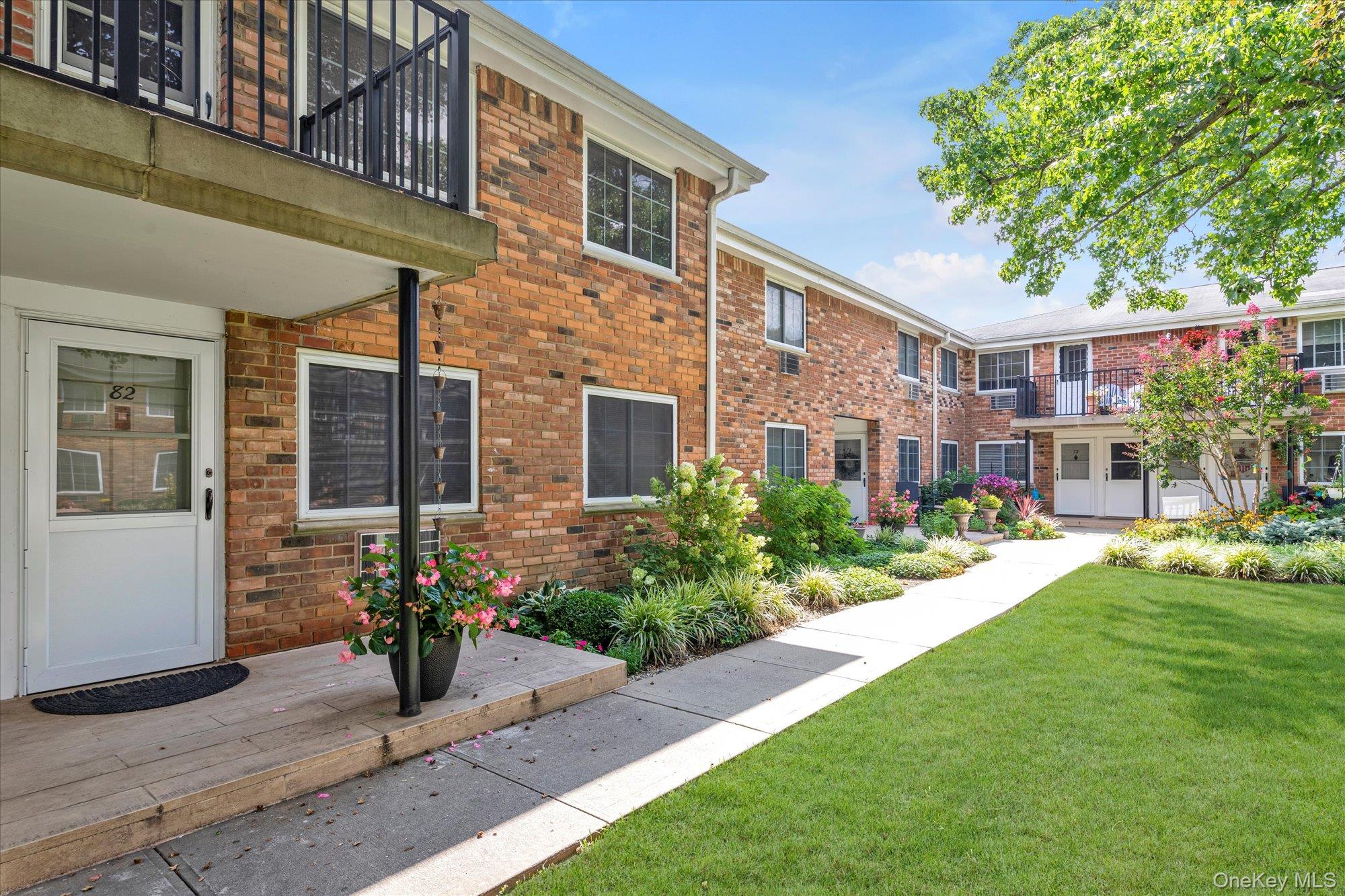 #1 photo, 82 Jervis Avenue, नासाउ काउंटी Farmingdale , NY 11735