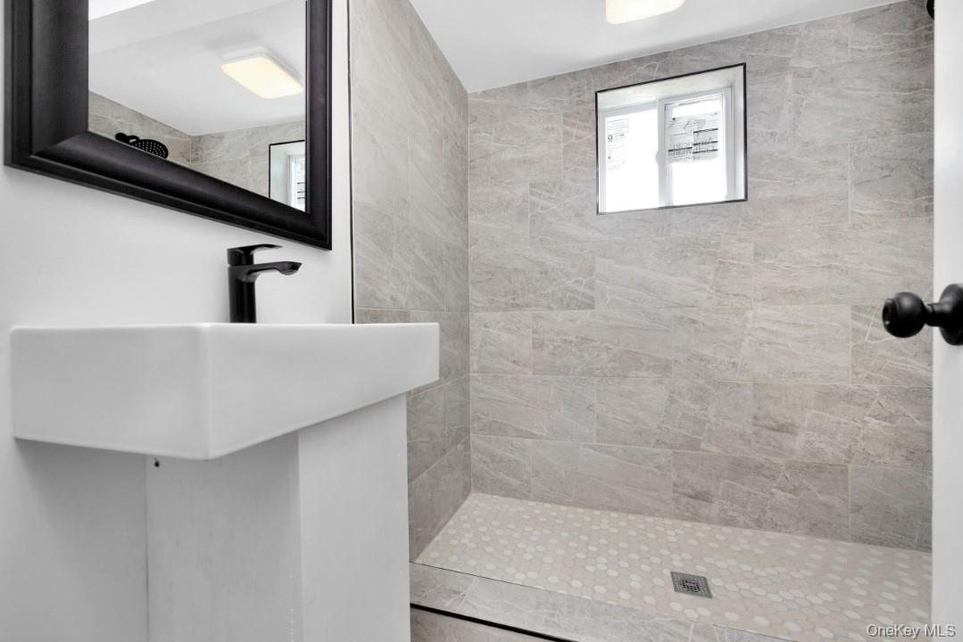 #13 photo, 74 E Suffolk Avenue, サフォーク郡 Central Islip , NY 11722