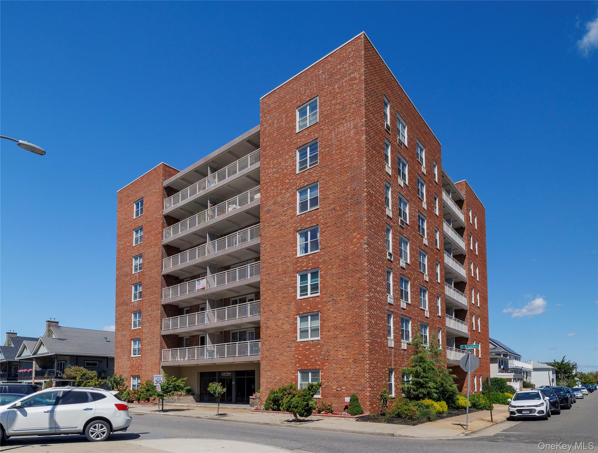 #1 photo, 855 E Broadway, नासाउ काउंटी Long Beach , NY 11561