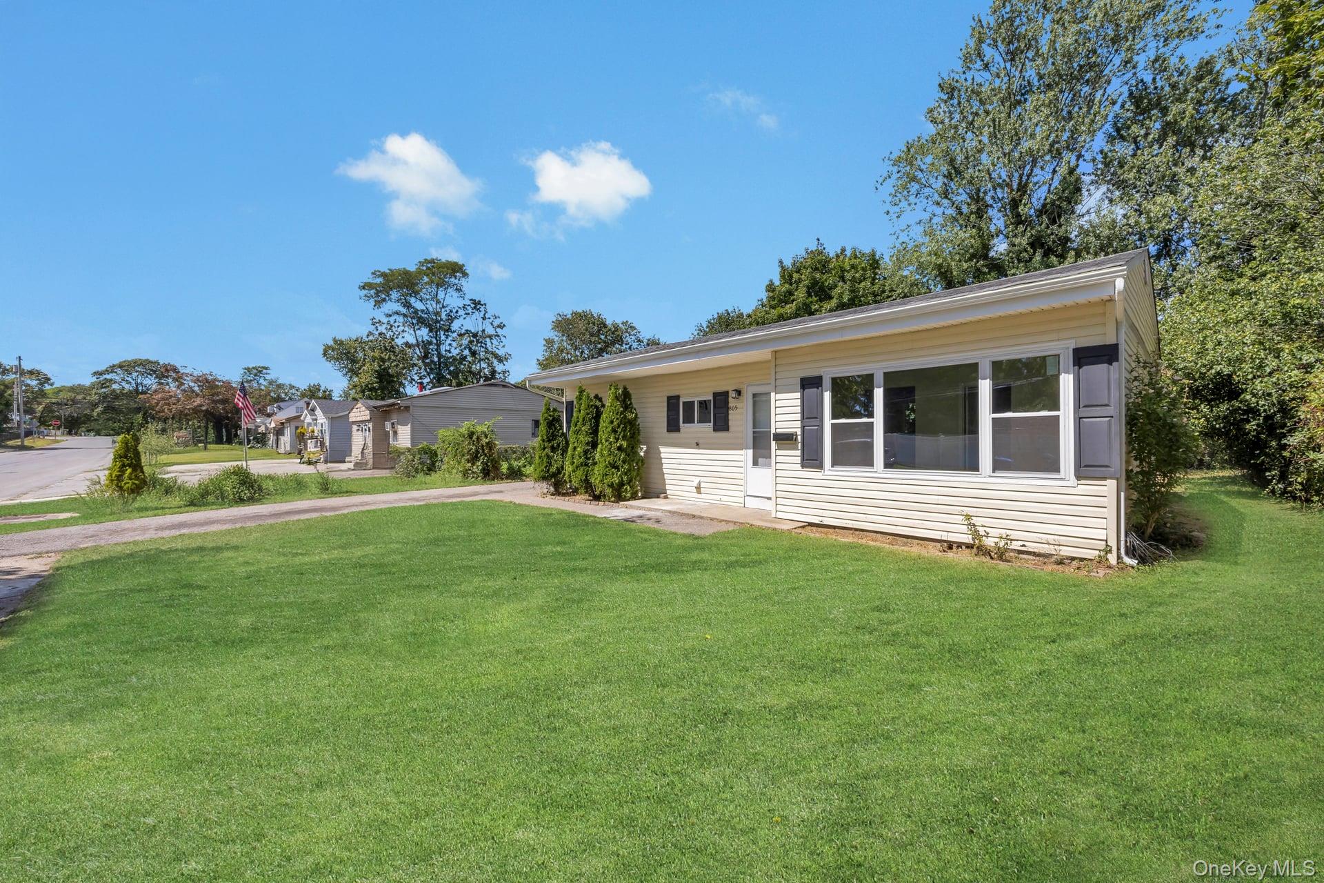 #1 photo, 805 Bayview Avenue, सफ़ोक काउंटी Amityville , NY 11701