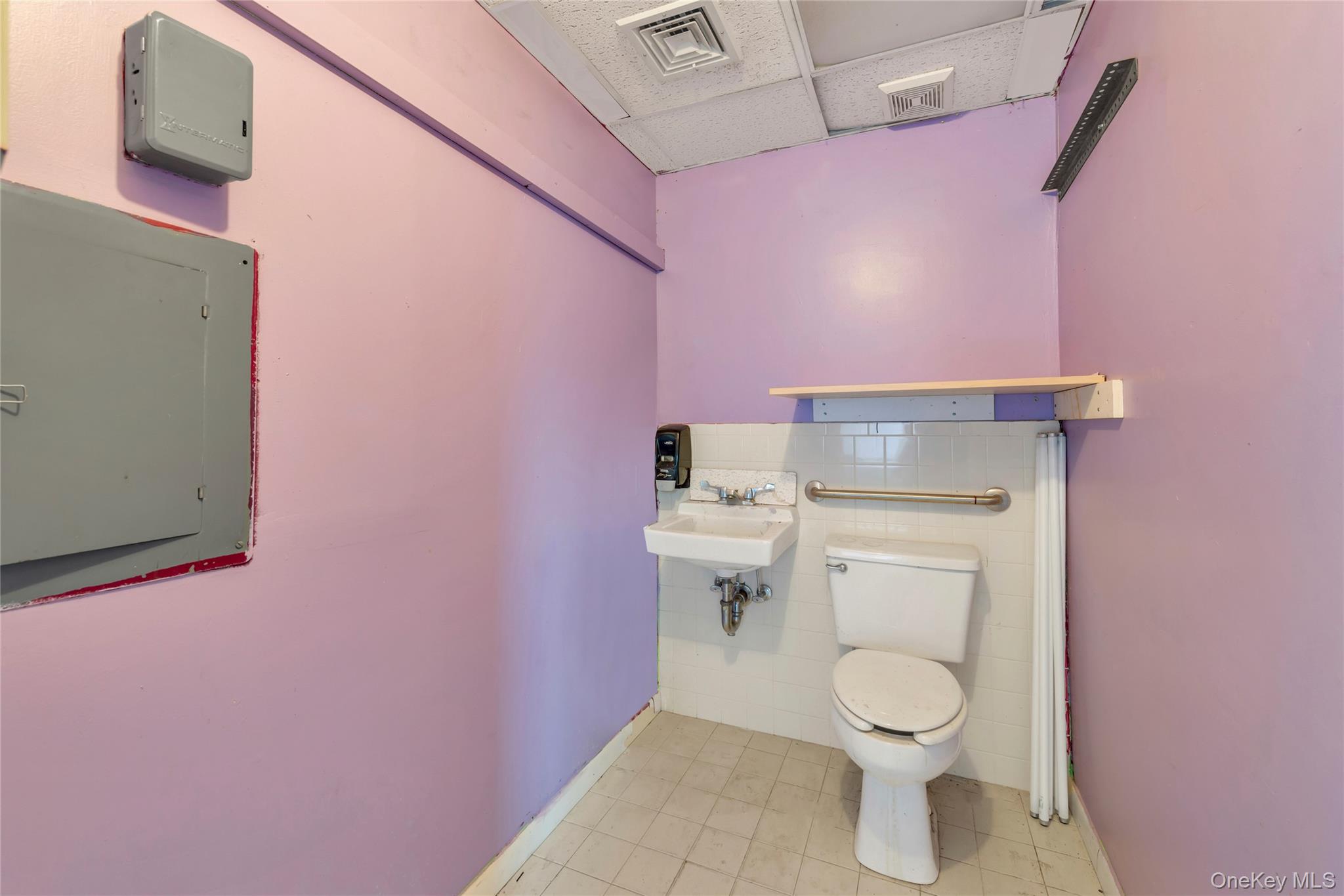 #7 photo, 648 Horseblock Road, サフォーク郡 Farmingville , NY 11738