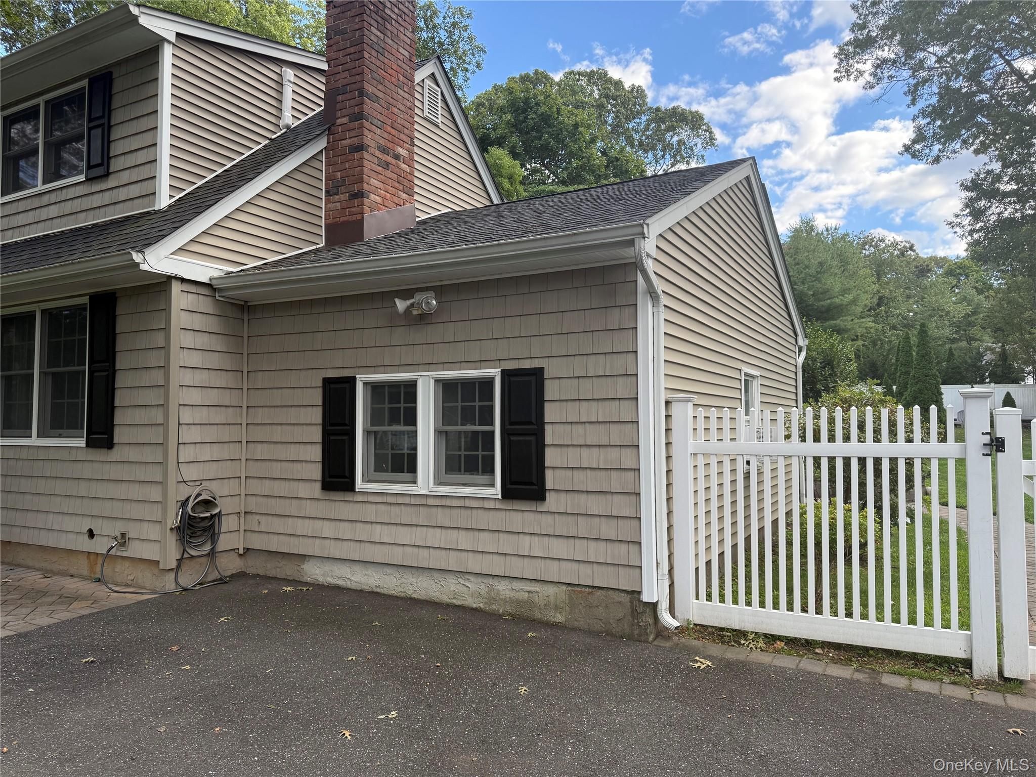 #1 photo, 10 Oakwood Avenue, सफ़ोक काउंटी Miller Place , NY 11764