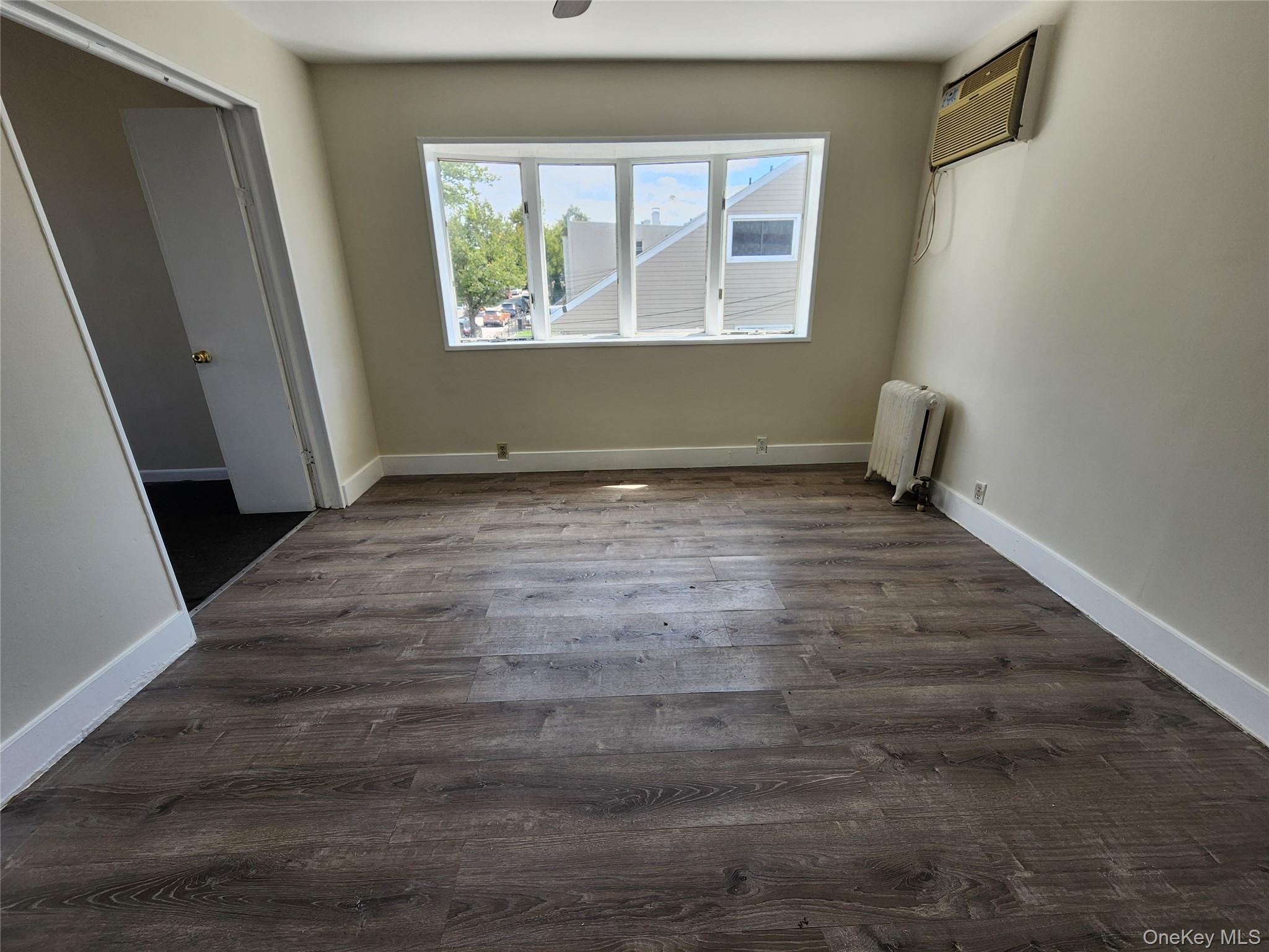 #8 photo, 5912 58th Road, クイーンズ区 Maspeth , NY 11378