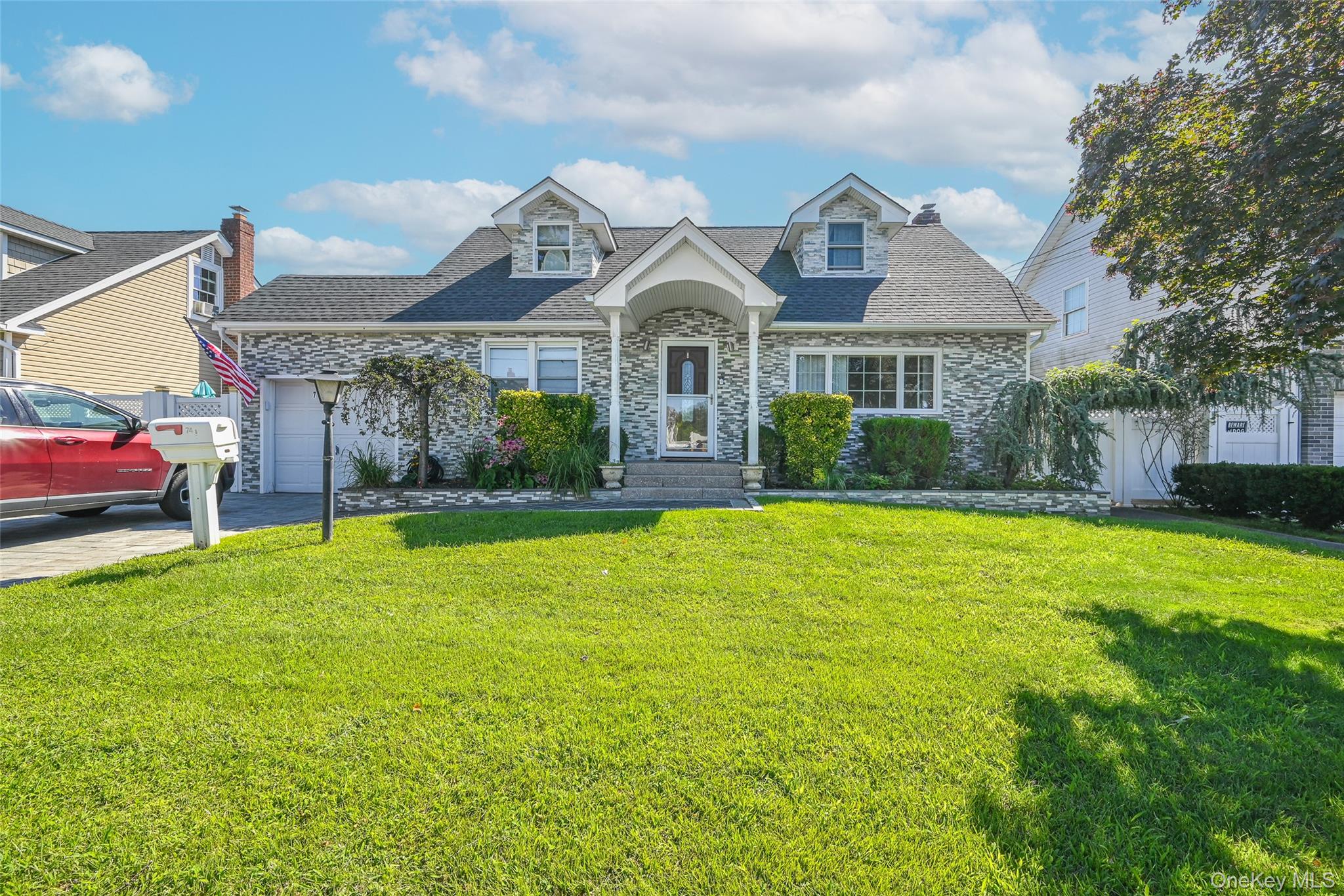 #1 photo, 74 Barbara Drive, नासाउ काउंटी East Meadow , NY 11554