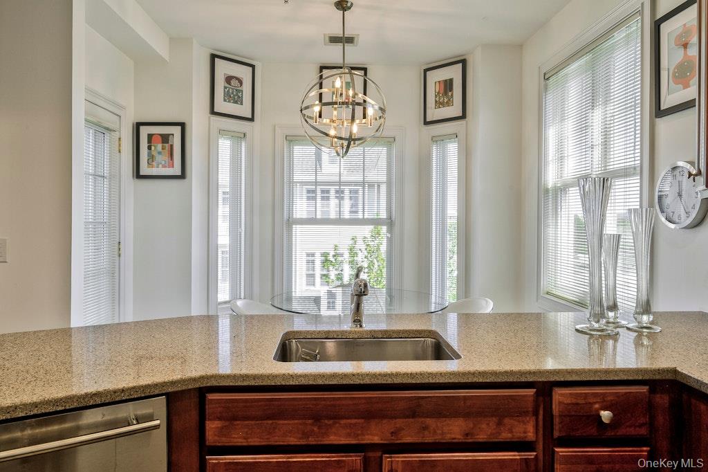 #12 photo, 323 Roosevelt Way, ナッソー郡 Westbury , NY 11590