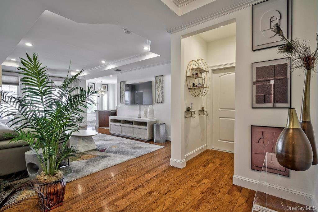 #3 photo, 323 Roosevelt Way, ナッソー郡 Westbury , NY 11590