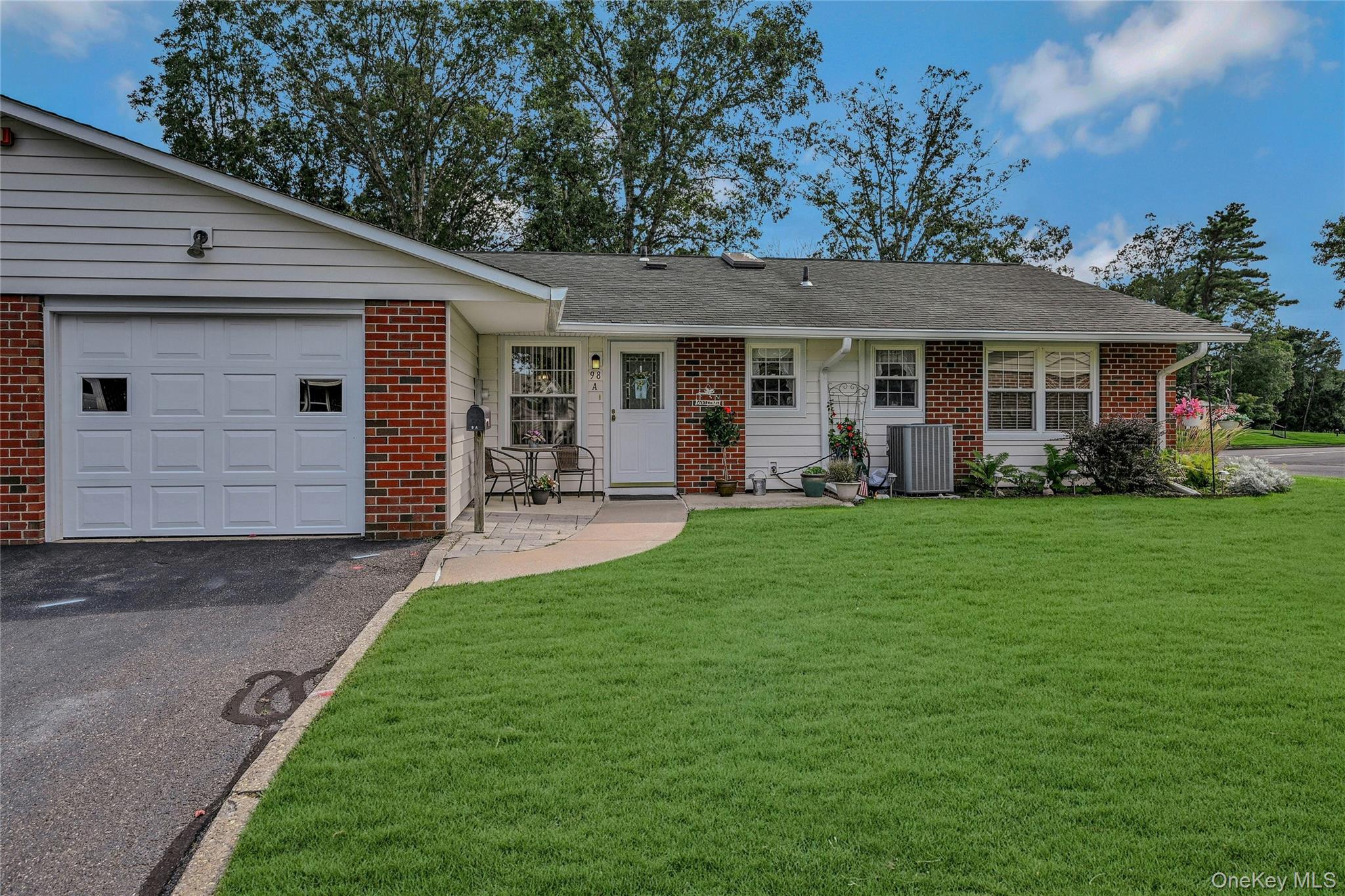 #4 photo, 98 A Eastbourne, サフォーク郡 Ridge , NY 11961