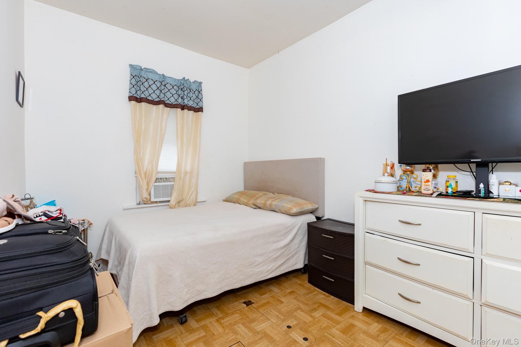 #10 photo, 37-33 100th Street, クイーンズ区 Corona , NY 11368