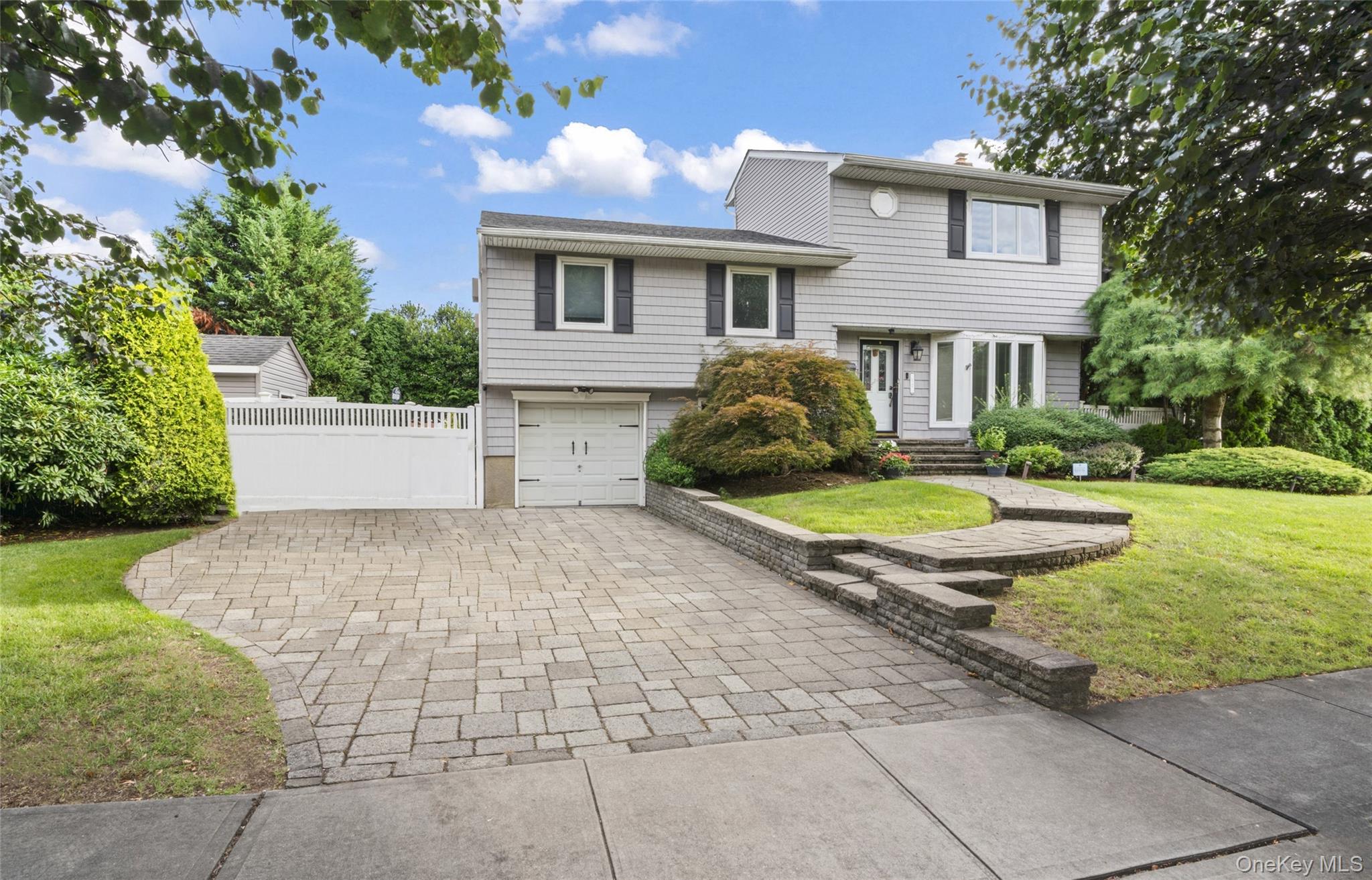 #1 photo, 52 Pickwick Drive, ナッソー郡 Syosset , NY 11791