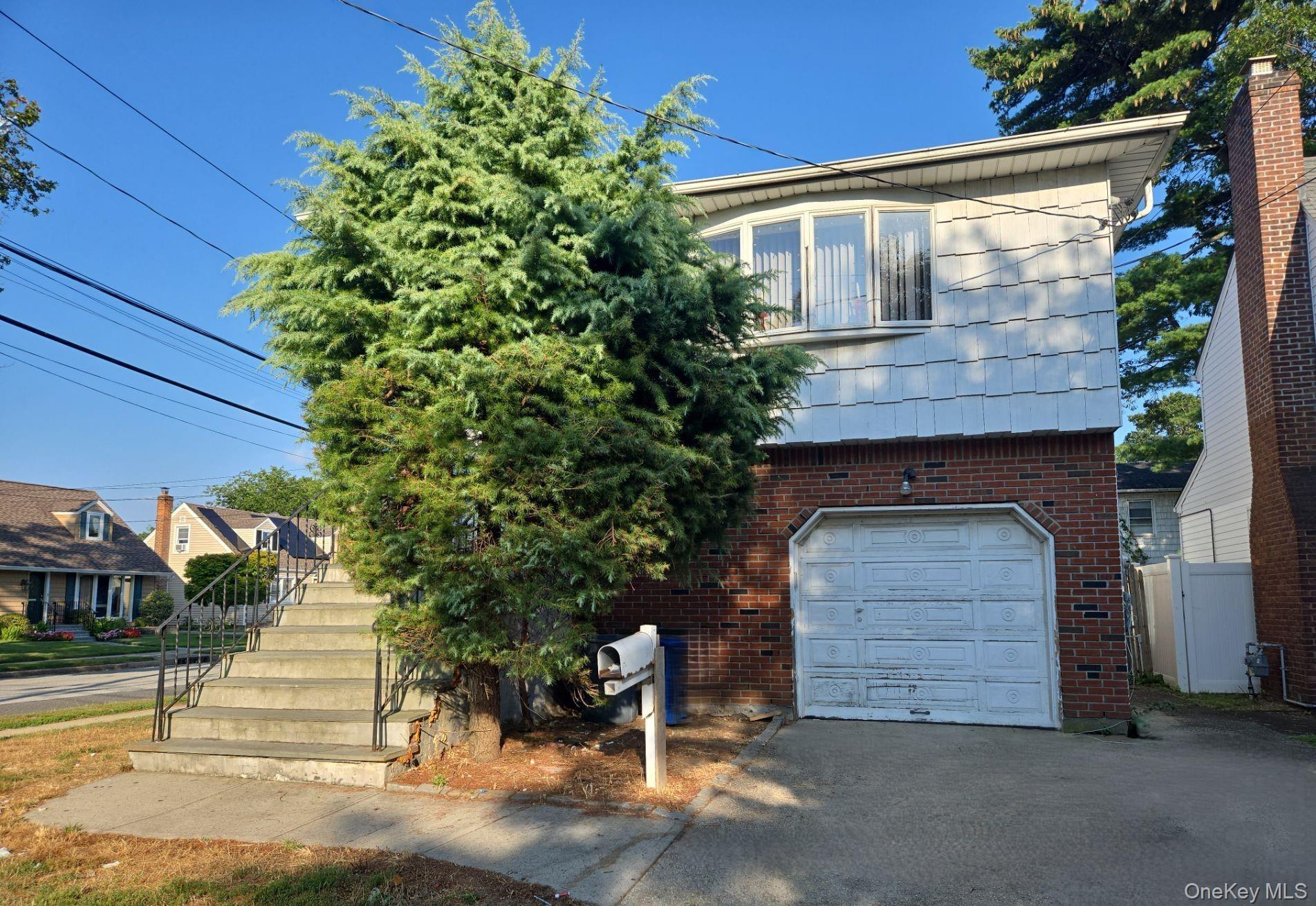 #1 photo, 209 N Grove Street, नासाउ काउंटी Valley Stream , NY 11580