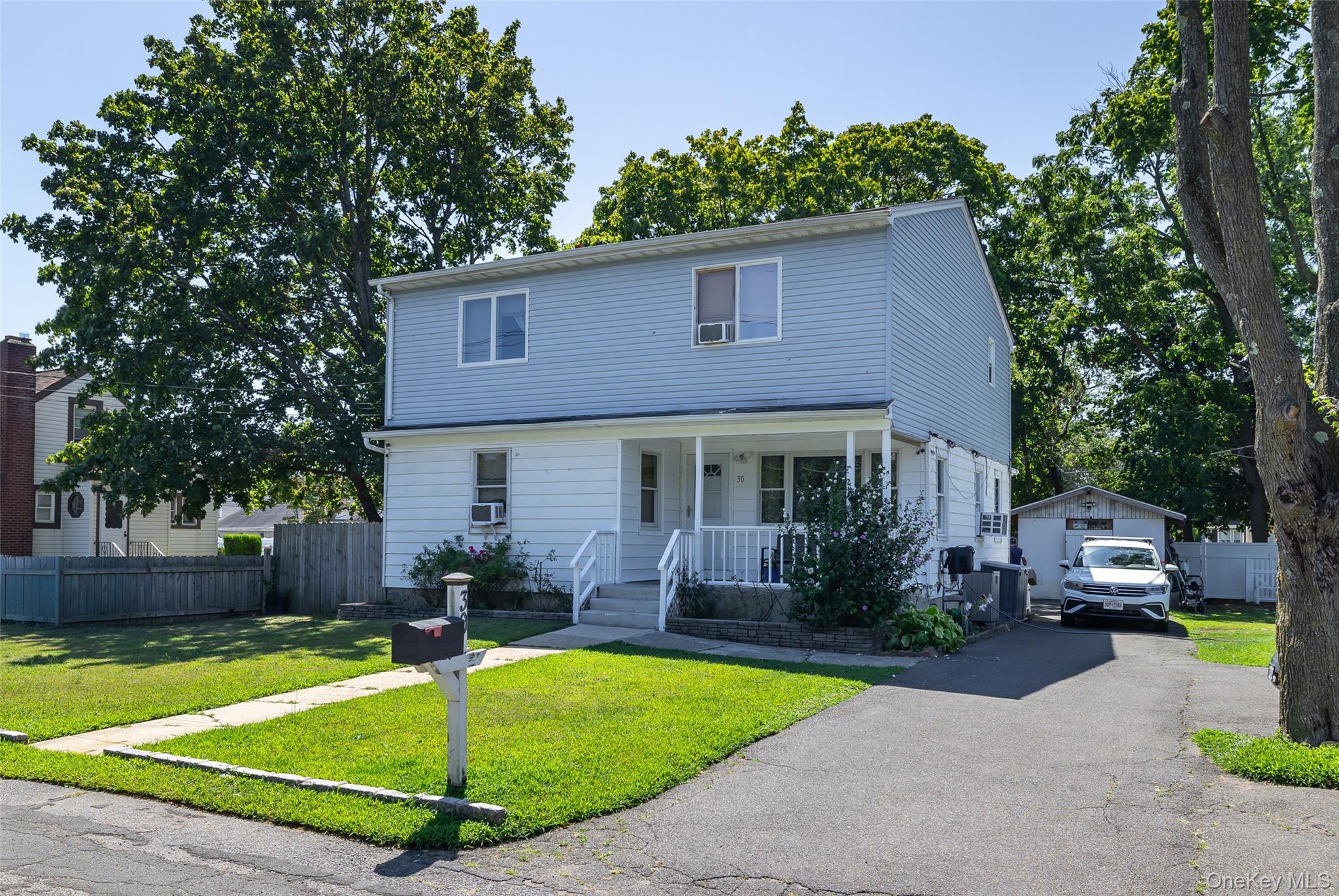 #1 photo, 30 45th Street, सफ़ोक काउंटी Copiague , NY 11726