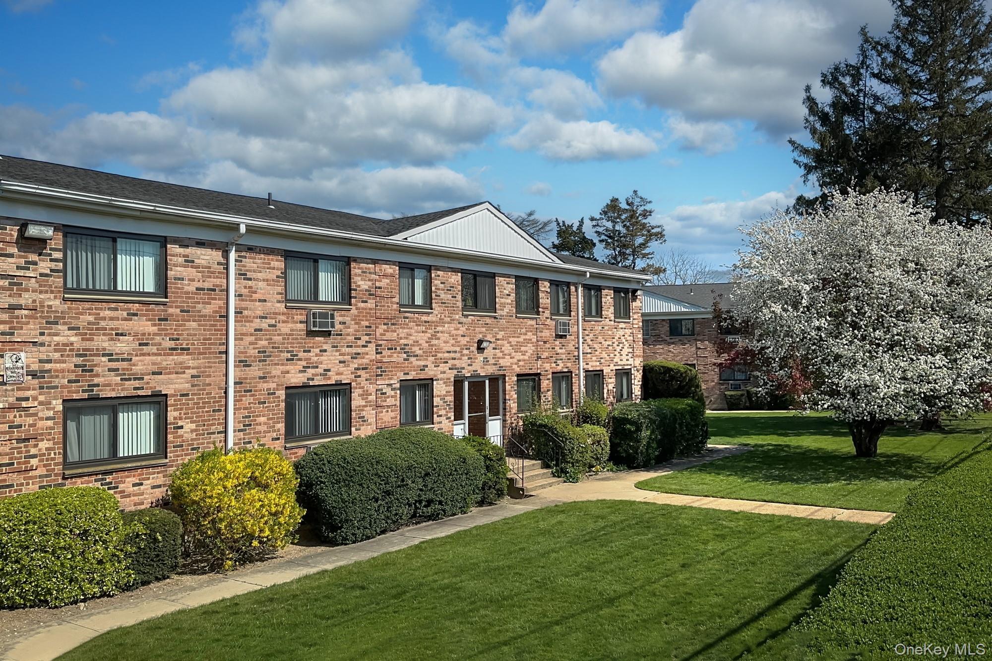 #1 photo, 21 Brentwood Road, سوفولك Bay Shore , NY 11706