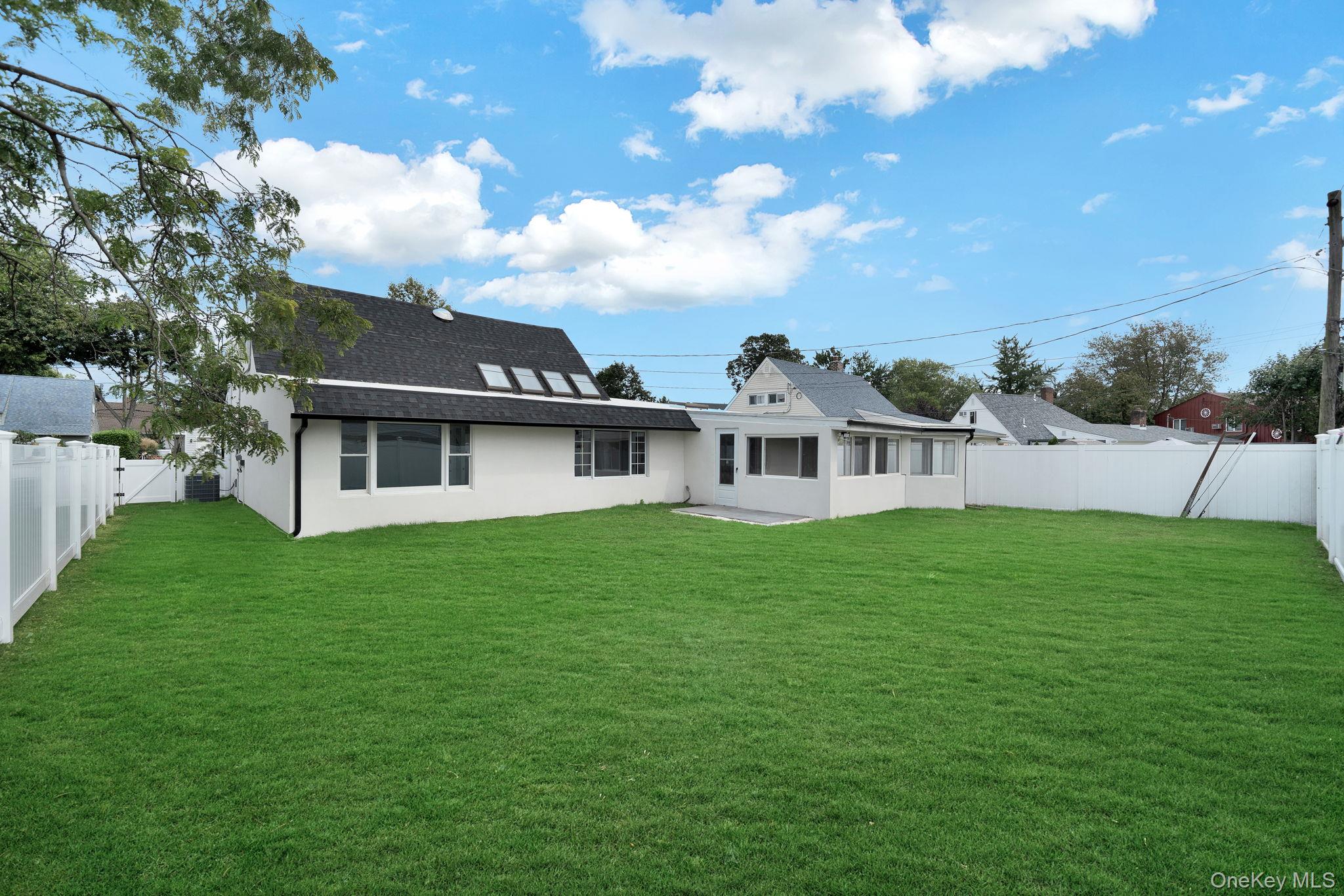 #5 photo, 18 Mist Lane, Westbury , NY 11590