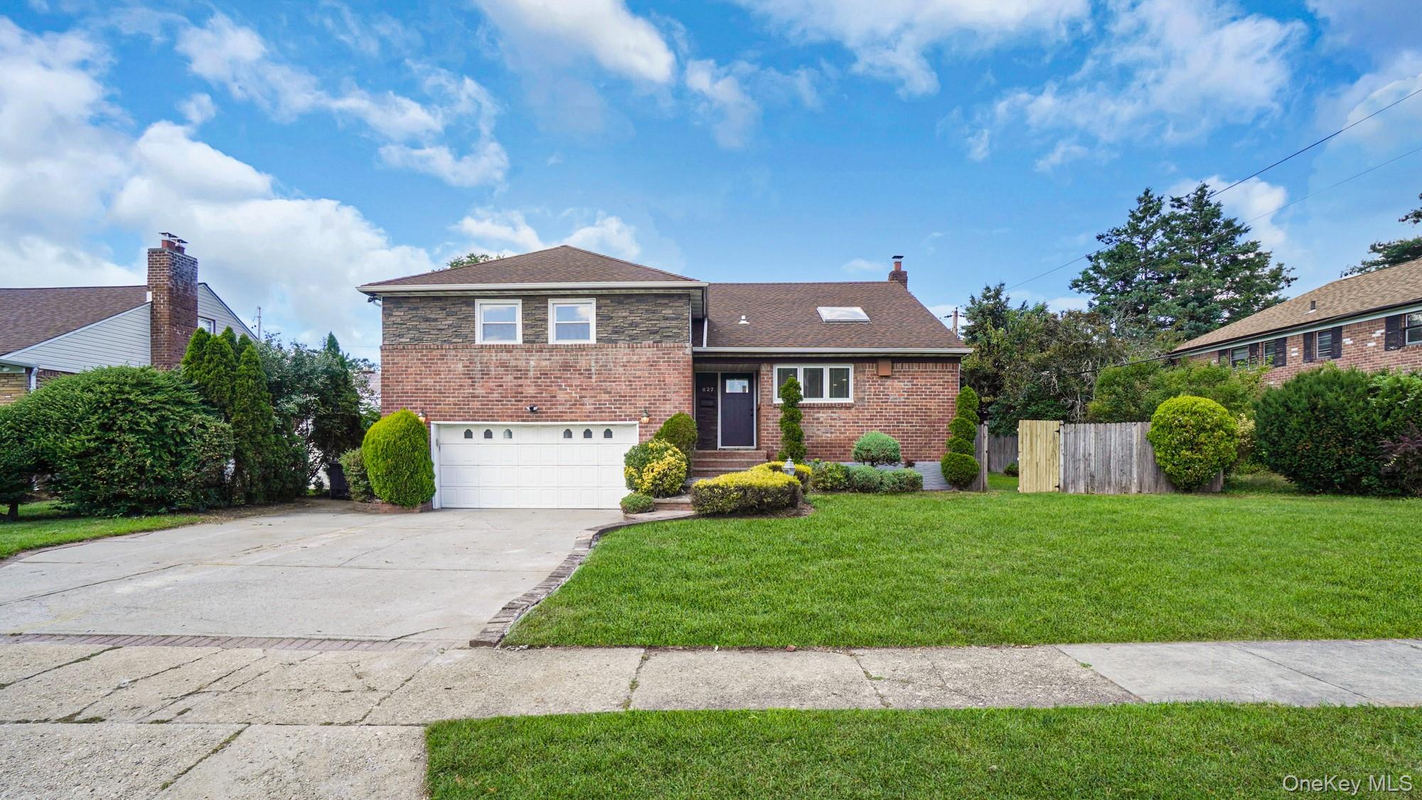 #1 photo, 827 Eastfield Road, ナッソー郡 Westbury , NY 11590