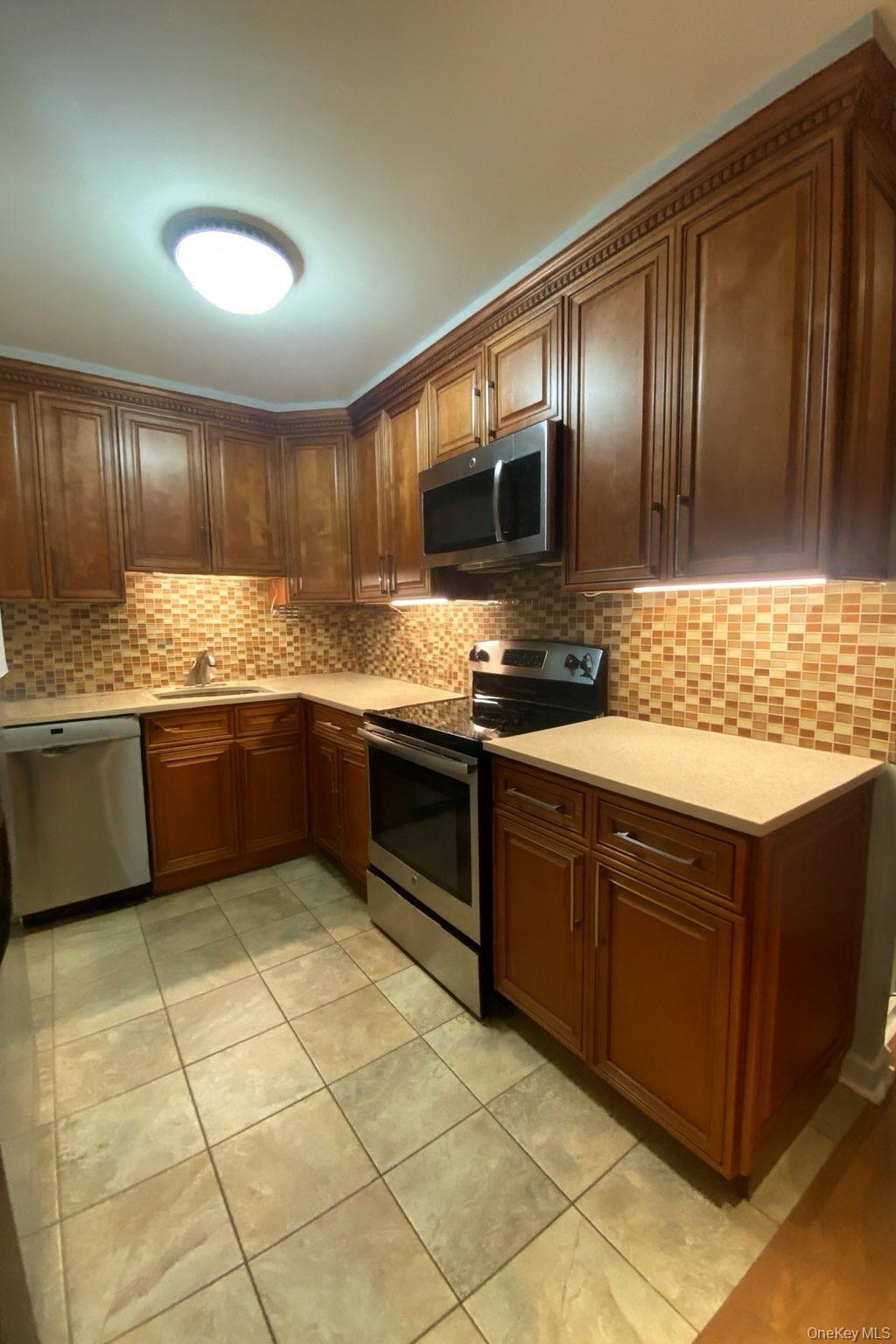 #12 photo, 724 166th Street, クイーンズ区 Beechhurst , NY 11357