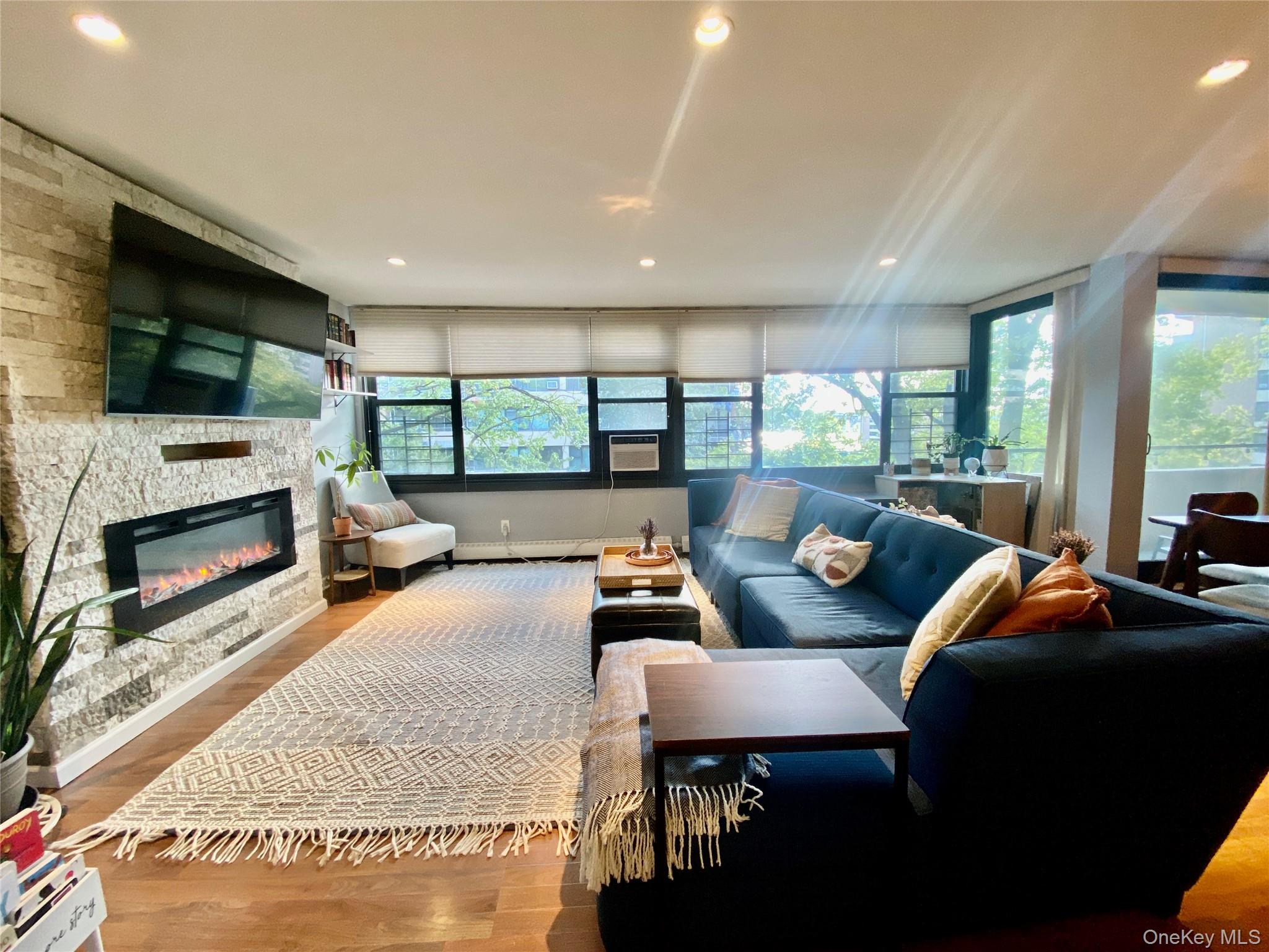 #2 photo, 724 166th Street, クイーンズ区 Beechhurst , NY 11357