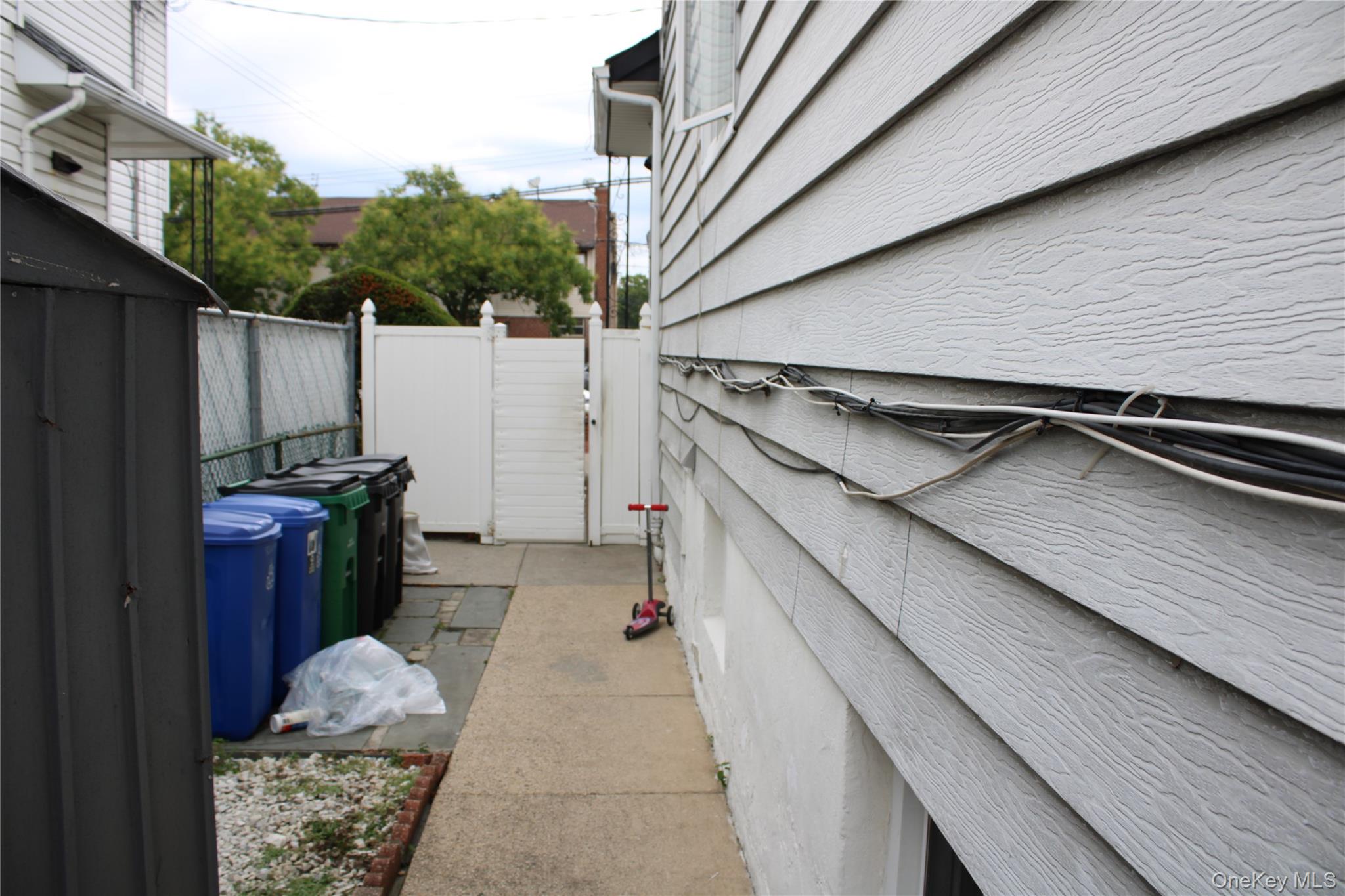 #3 photo, 8210 149th Avenue, कुईंस Howard Beach , NY 11414