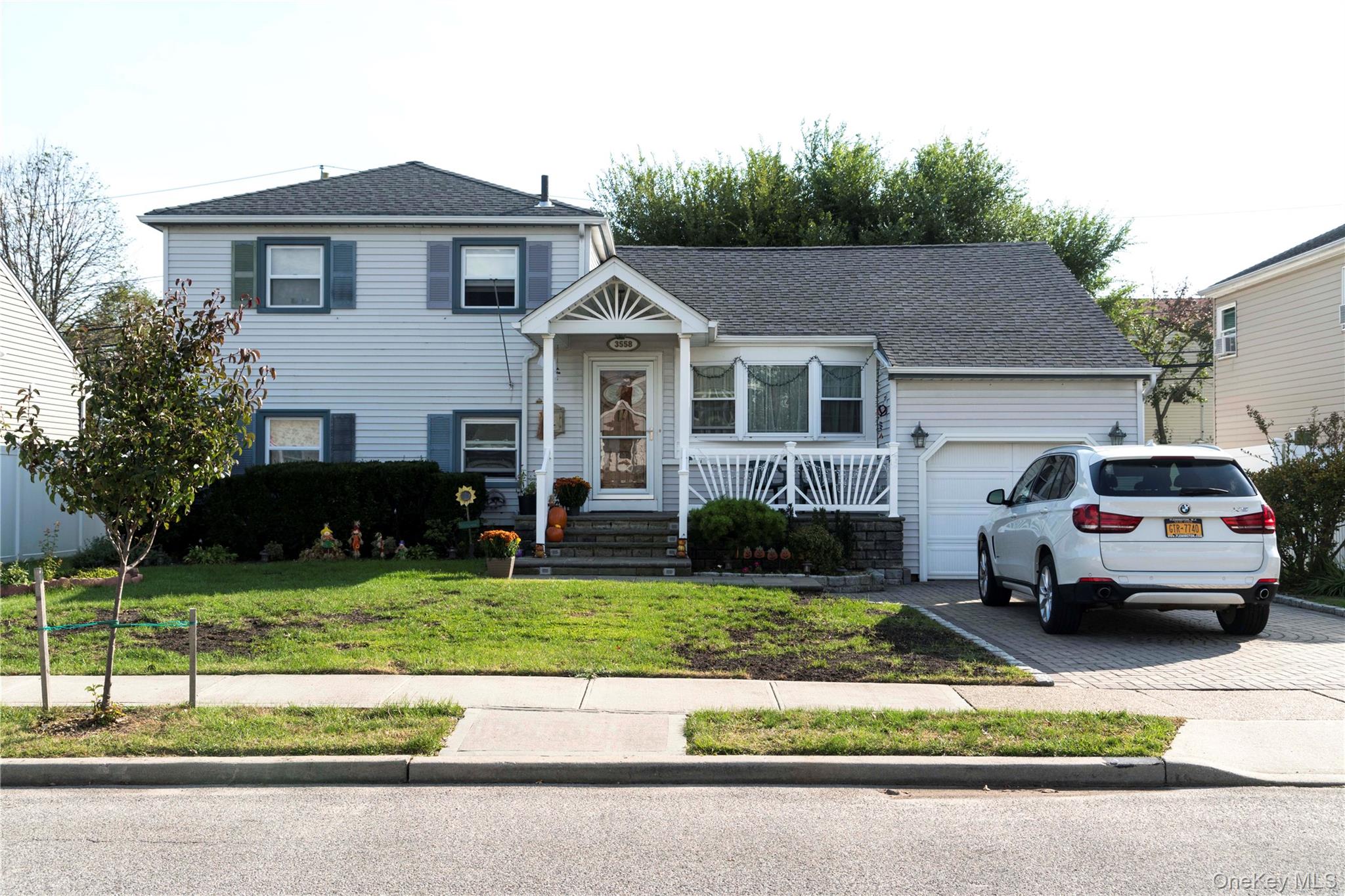 #1 photo, 3558 Roanoke Street, नासाउ काउंटी Seaford , NY 11783