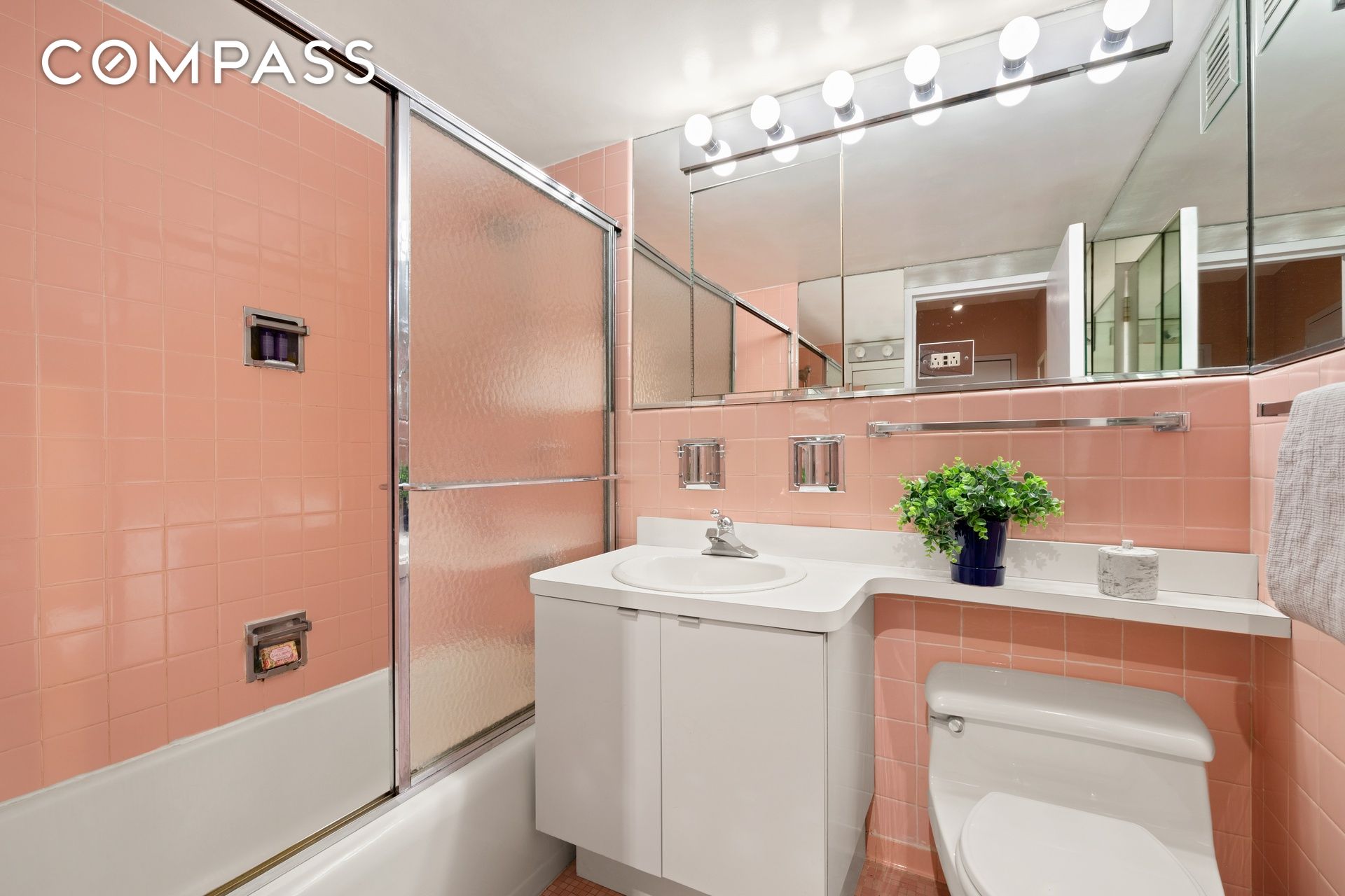 #14 photo, 70 E 10th Street, マンハッタン Greenwich Village , NY 10003