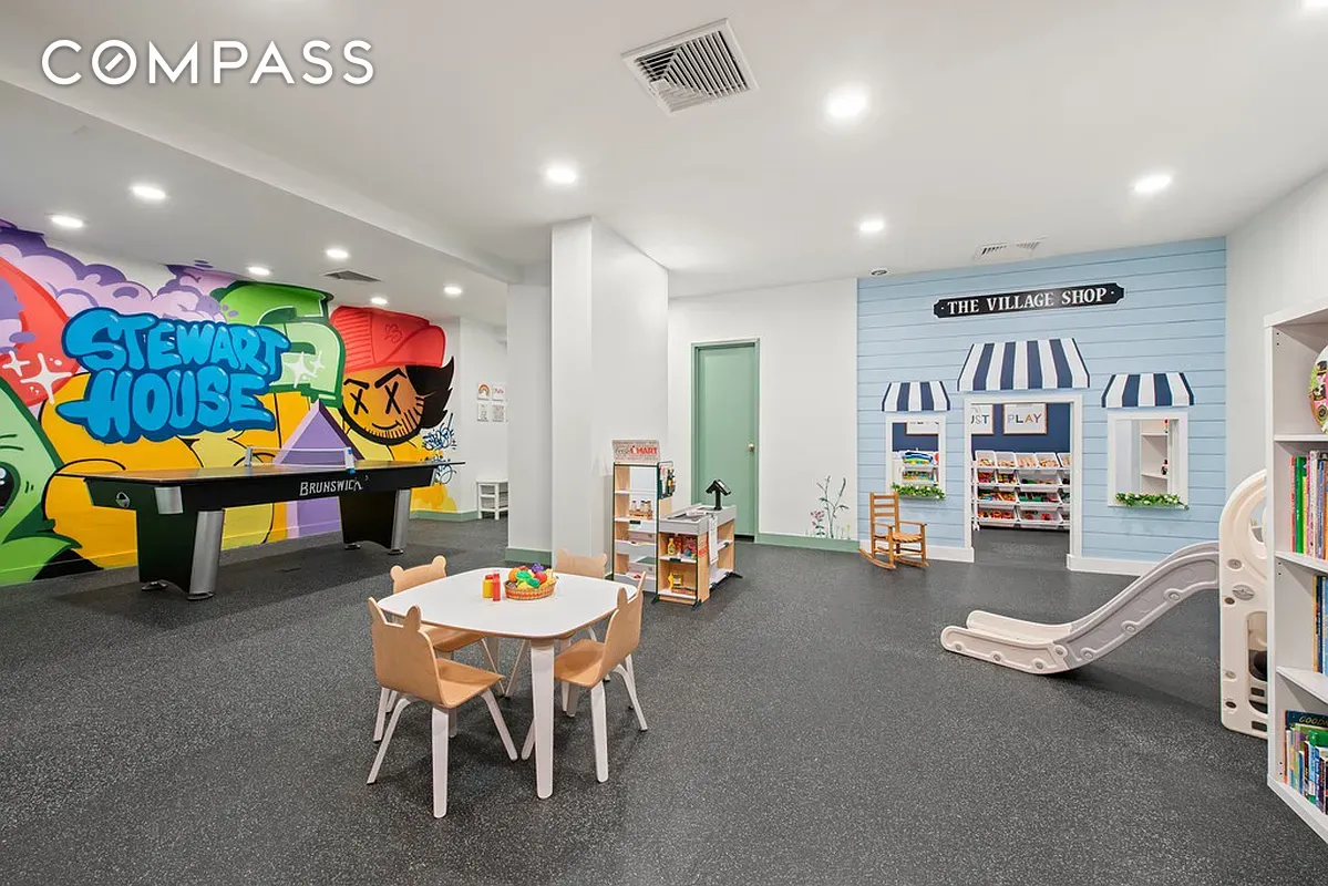 #21 photo, 70 E 10th Street, マンハッタン Greenwich Village , NY 10003