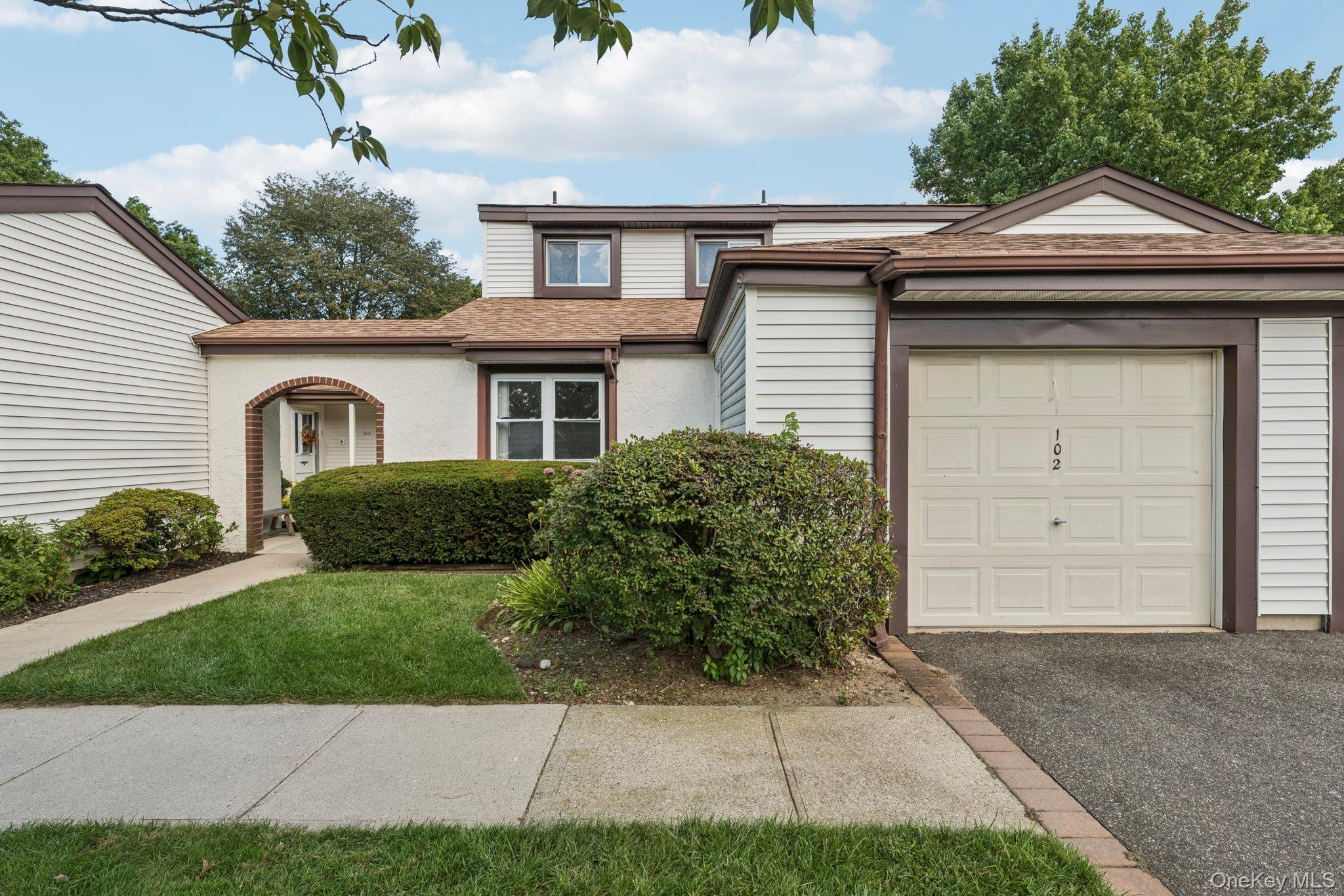 #1 photo, 102 Gotham Way, サフォーク郡 Saint James , NY 11780