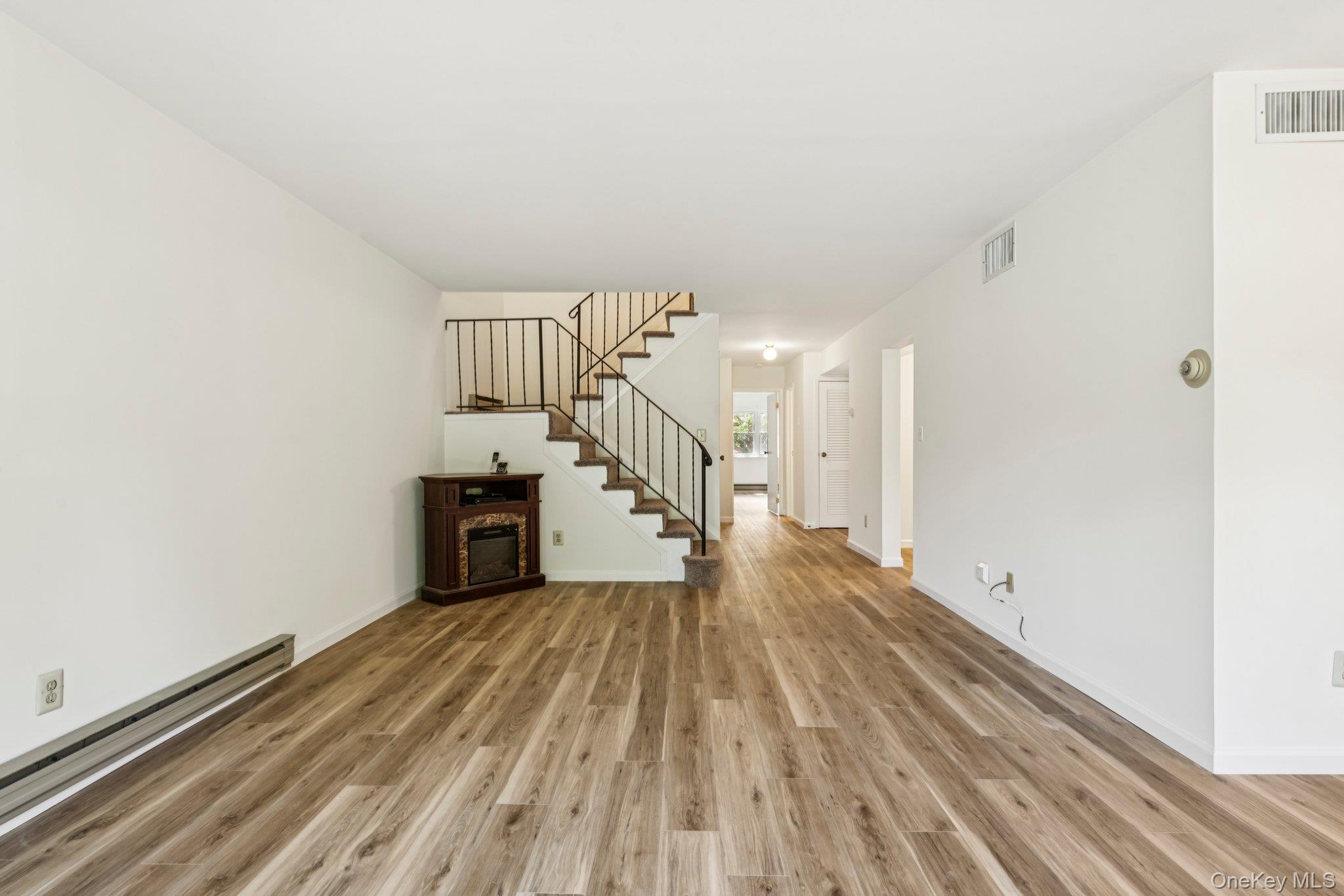 #18 photo, 102 Gotham Way, サフォーク郡 Saint James , NY 11780