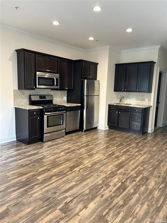 #1 photo, 28 5th Avenue, सफ़ोक काउंटी Bay Shore , NY 11706