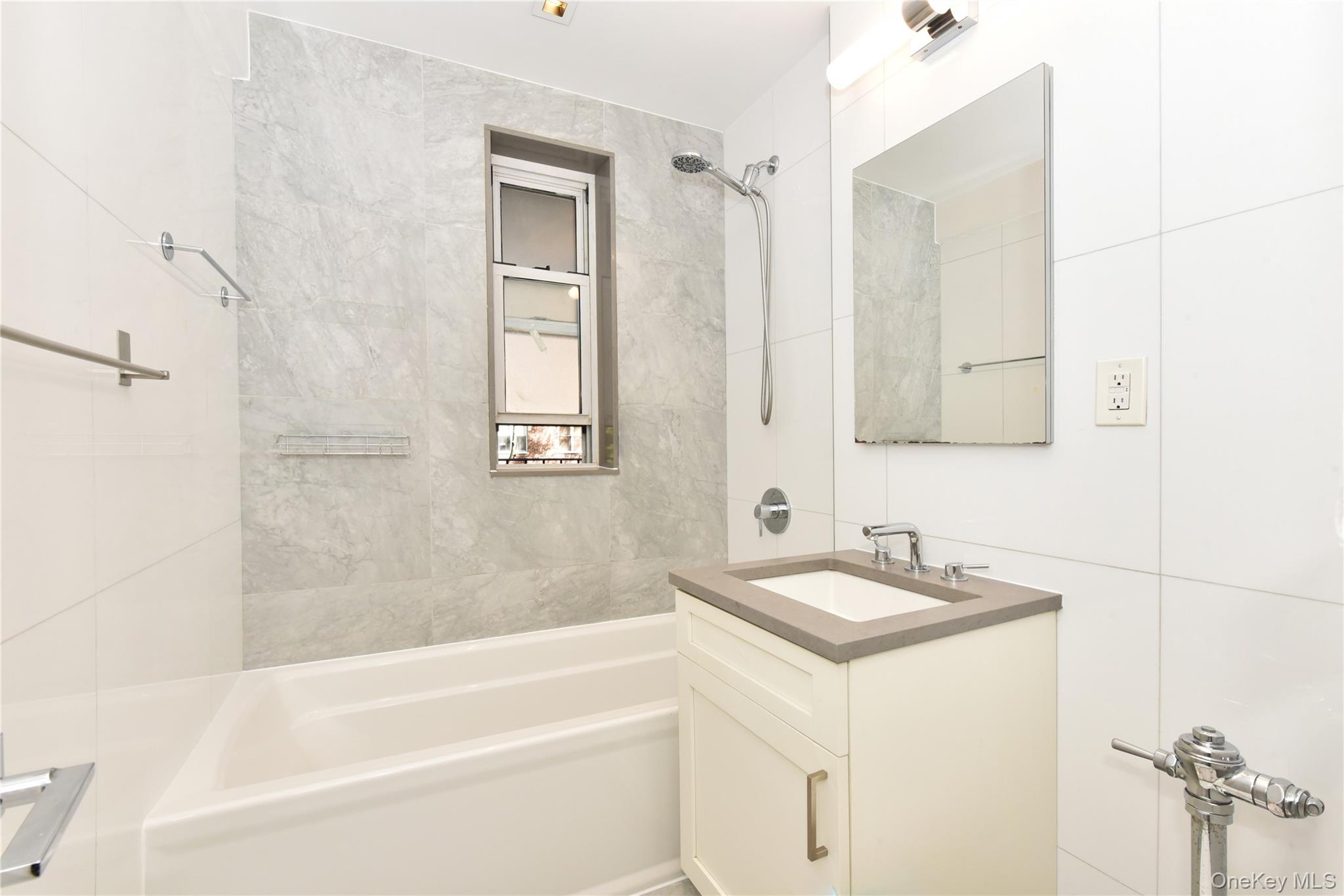 #13 photo, 67-66 108th Street, クイーンズ区 Forest Hills , NY 11375