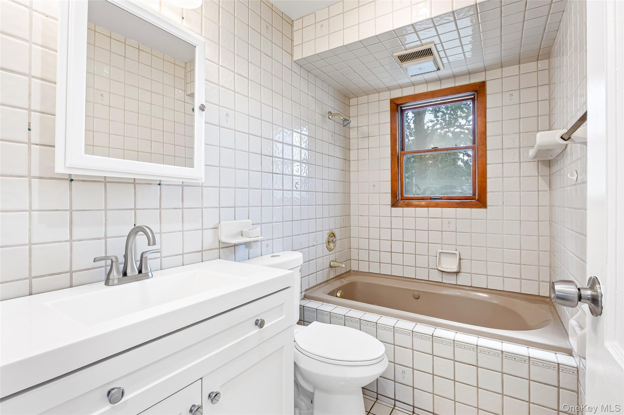 #14 photo, 196 S Broome Avenue, Lindenhurst , NY 11757