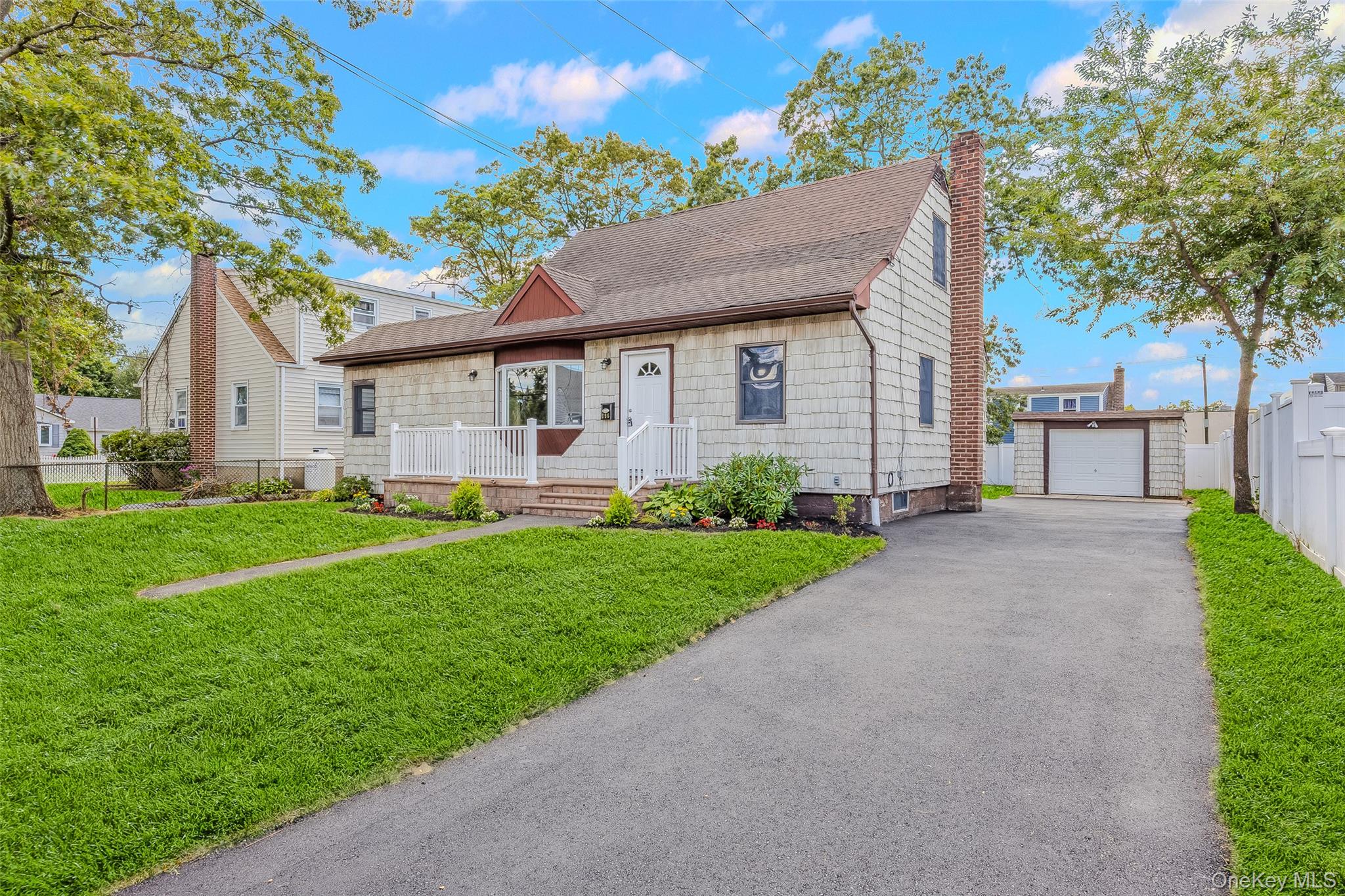 #2 photo, 196 S Broome Avenue, Lindenhurst , NY 11757