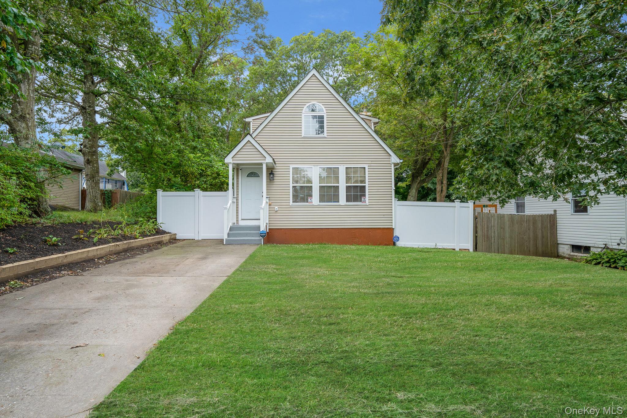 #1 photo, 14 Hawthorne Street, サフォーク郡 Mastic , NY 11950