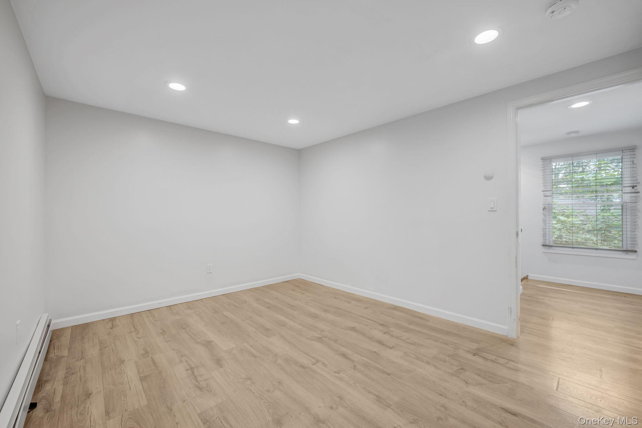 #11 photo, 14 Hawthorne Street, サフォーク郡 Mastic , NY 11950